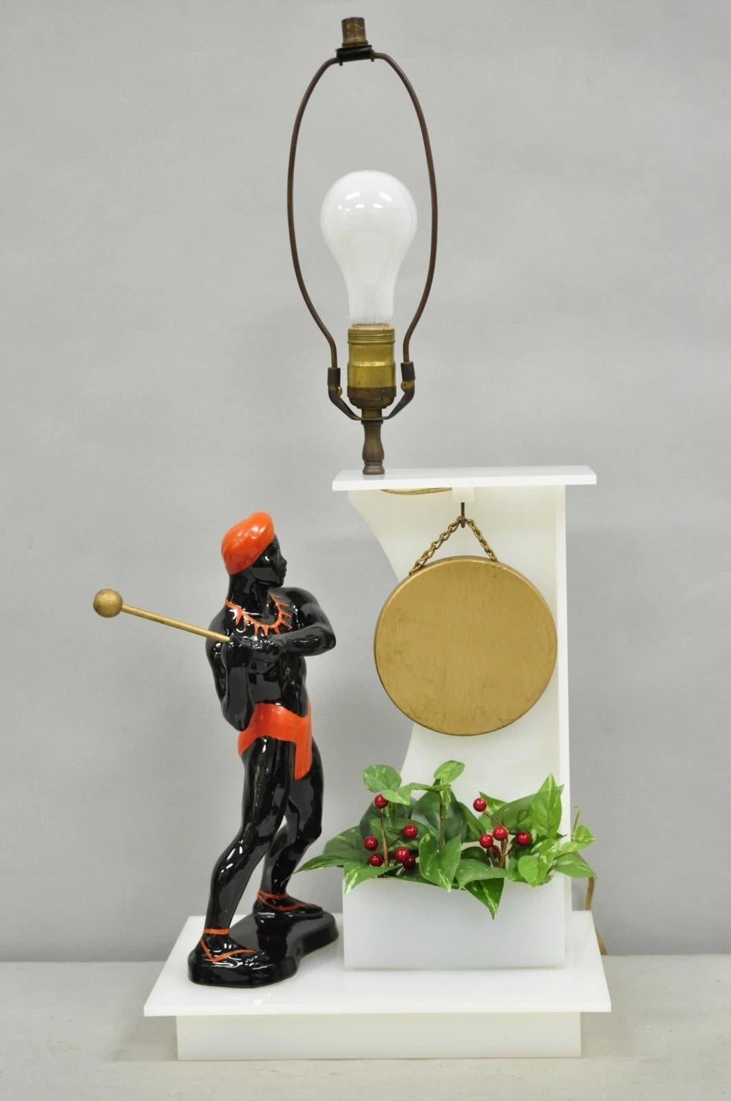 Vintage Mid Century Modern Figural African Black Male w / Gong Acryl Tischlampe im Angebot 3