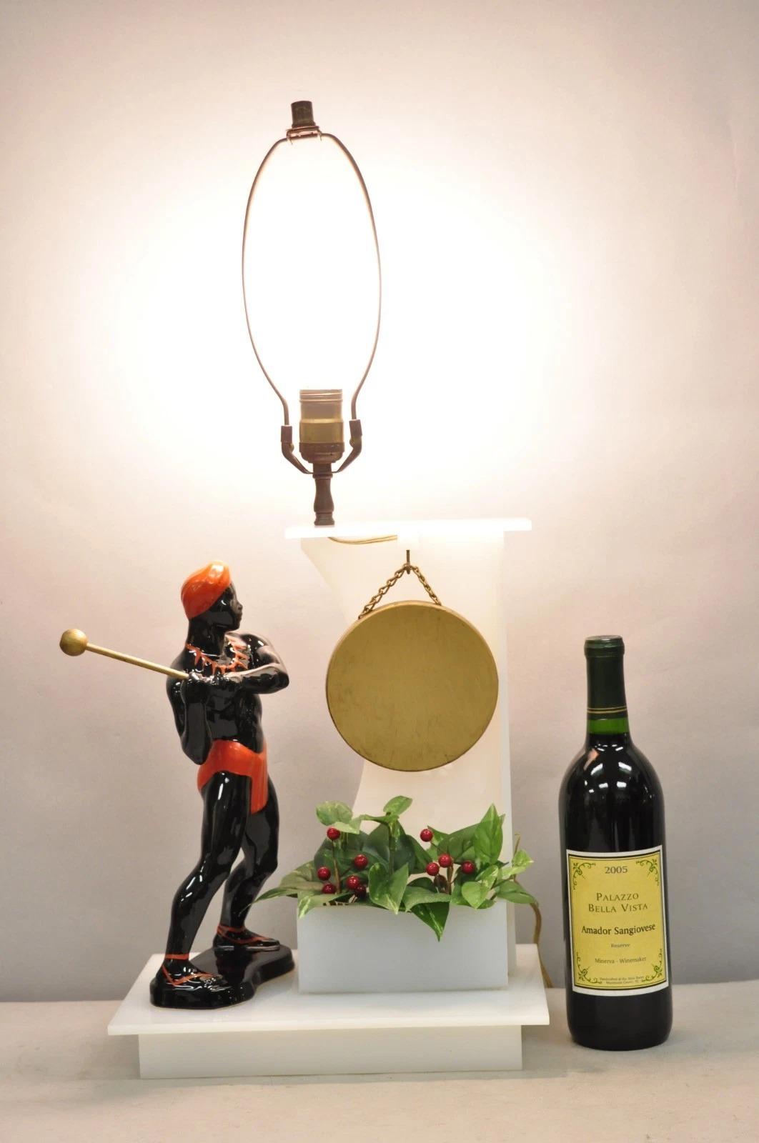 Vintage Mid Century Modern Figural Ceramic African Black Male w / Metall Gong Weiß Acryl Tischlampe. Circa Mitte des 20. Jahrhunderts. Abmessungen: 27,5