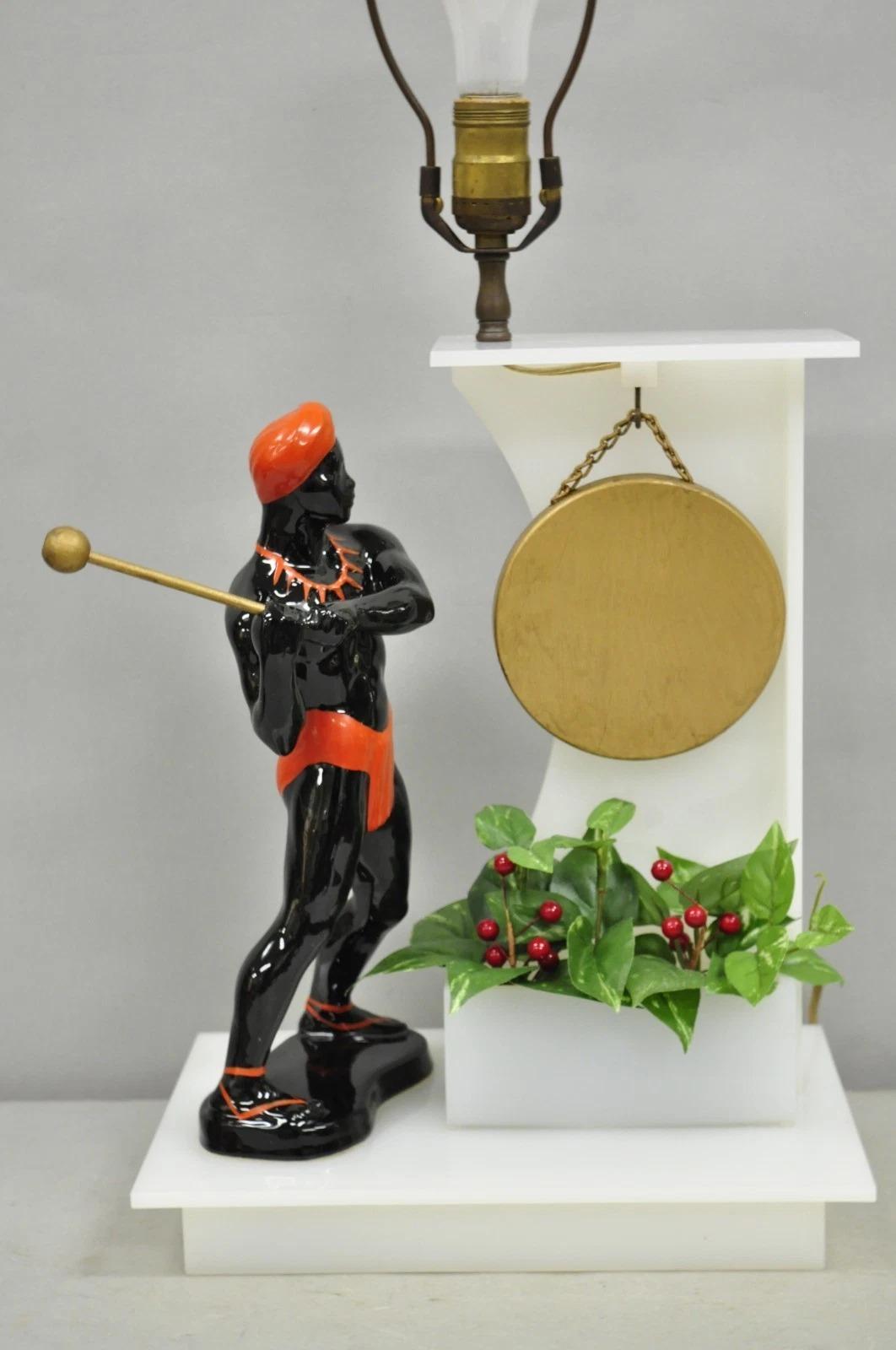 Vintage Mid Century Modern Figural African Black Male w / Gong Acryl Tischlampe (Moderne der Mitte des Jahrhunderts) im Angebot