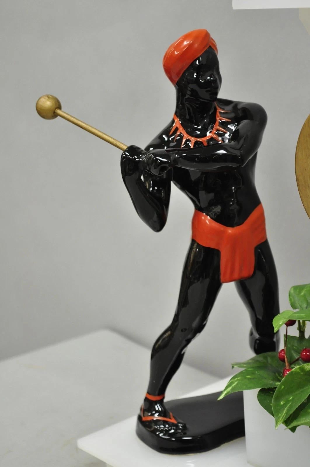 Vintage Mid Century Modern Figural African Black Male w / Gong Acryl Tischlampe (Unbekannt) im Angebot