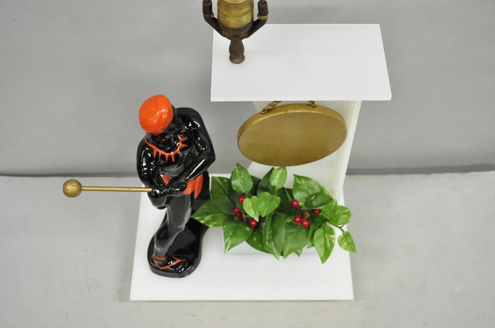 Vintage Mid Century Modern Figural African Black Male w / Gong Acryl Tischlampe (20. Jahrhundert) im Angebot