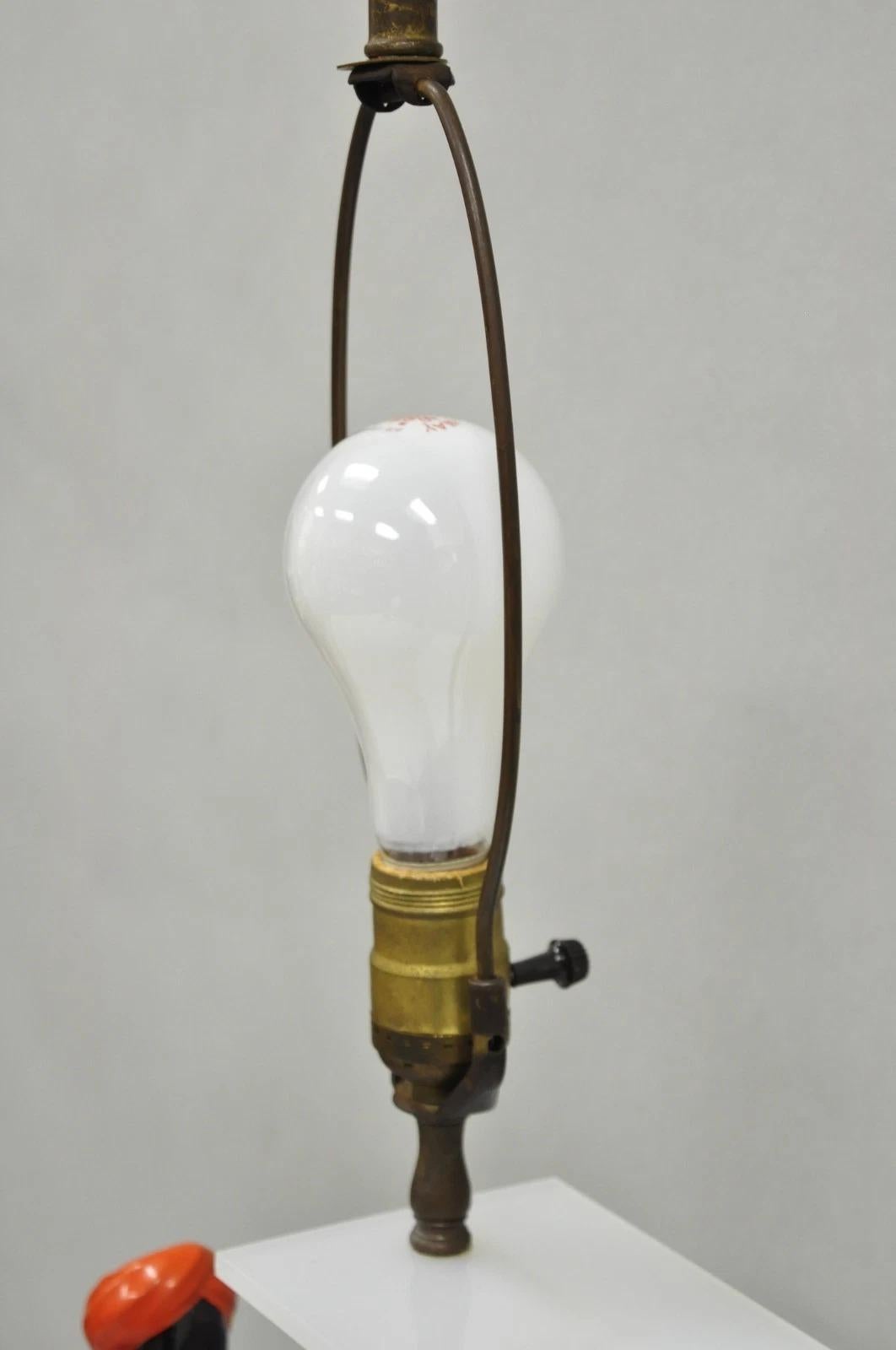 Vintage Mid Century Modern Figural African Black Male w / Gong Acryl Tischlampe (Metall) im Angebot