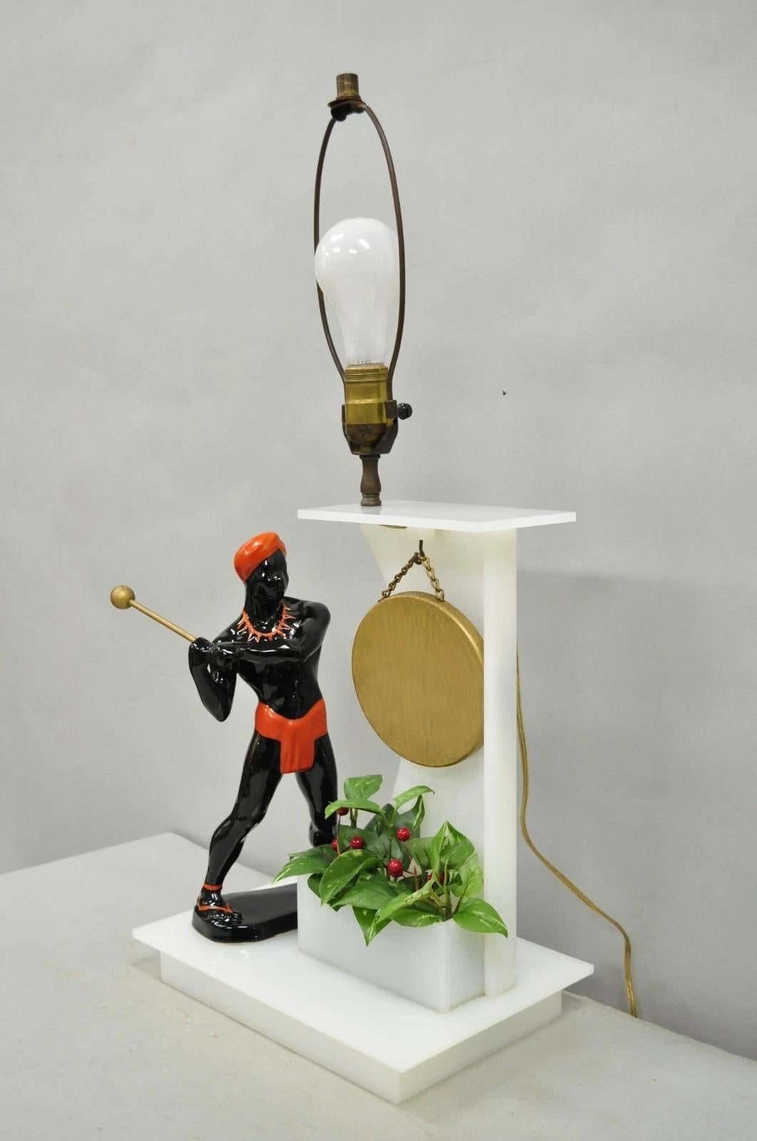 Vintage Mid Century Modern Figural African Black Male w / Gong Acryl Tischlampe im Angebot 1