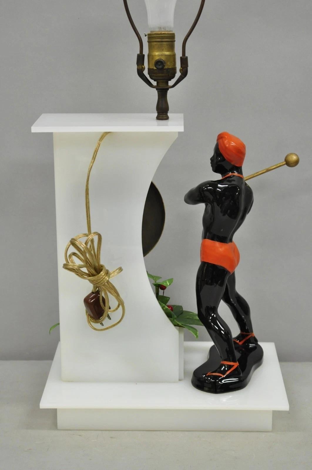 Vintage Mid Century Modern Figural African Black Male w / Gong Acryl Tischlampe im Angebot 2
