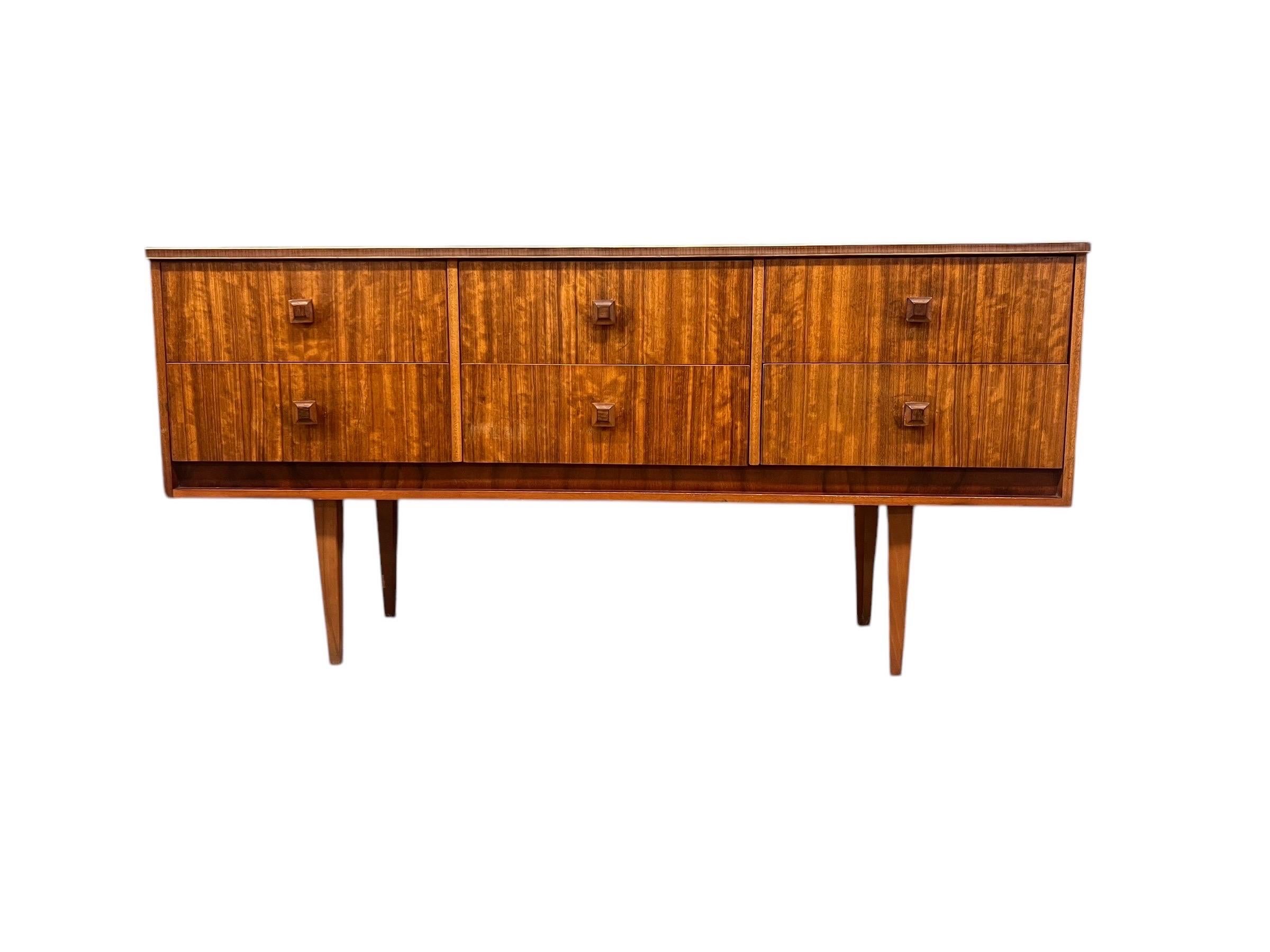 Vintage-Konsole oder Anrichte aus gemasertem Holz, Mid-Century Modern, TV-Media-Konsole oder Anrichte (Moderne der Mitte des Jahrhunderts) im Angebot