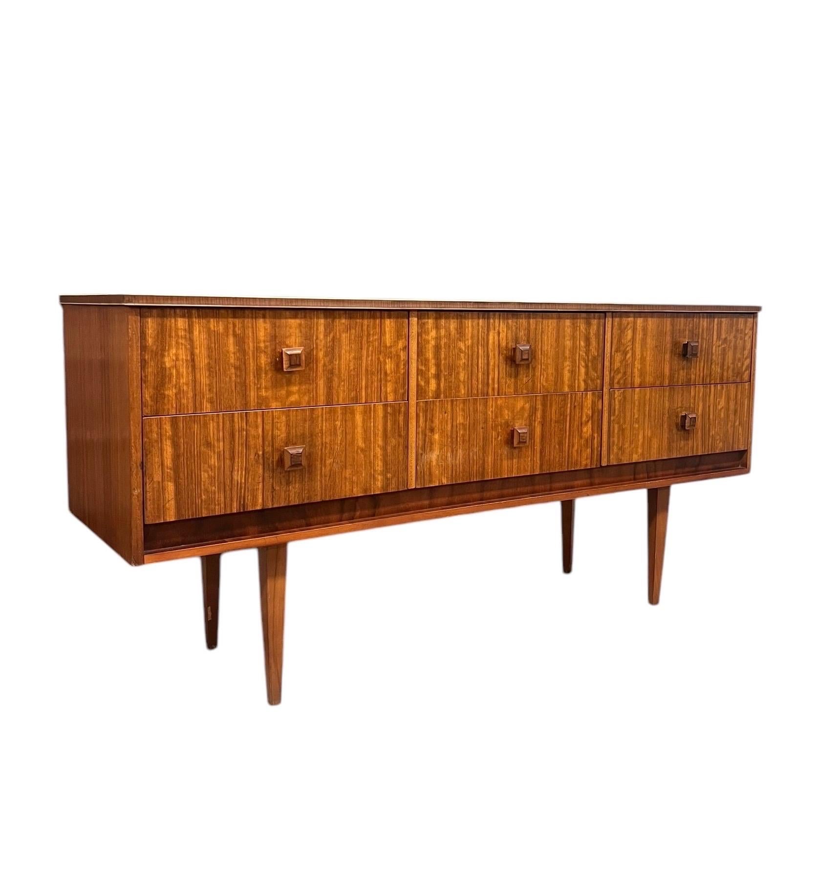 Vintage-Konsole oder Anrichte aus gemasertem Holz, Mid-Century Modern, TV-Media-Konsole oder Anrichte im Angebot 1