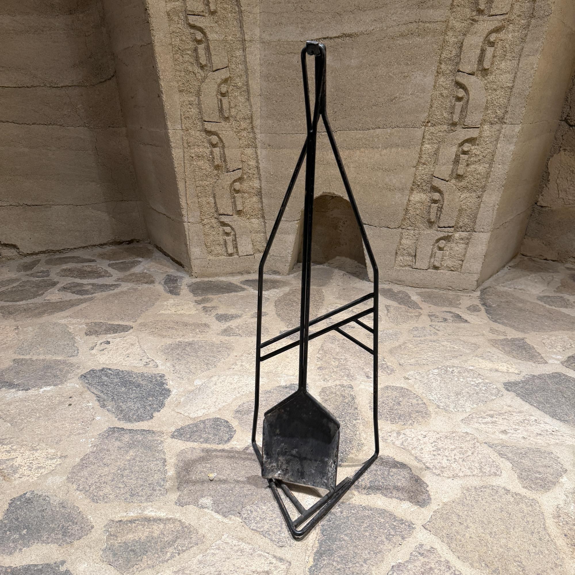 Per la tua considerazione, un attrezzo da fuoco vintage della metà del secolo scorso in acciaio nero. Stati Uniti d'America, intorno agli anni '60.  Informazioni sul produttore non disponibili. Interessante design moderno e personalizzato per lo