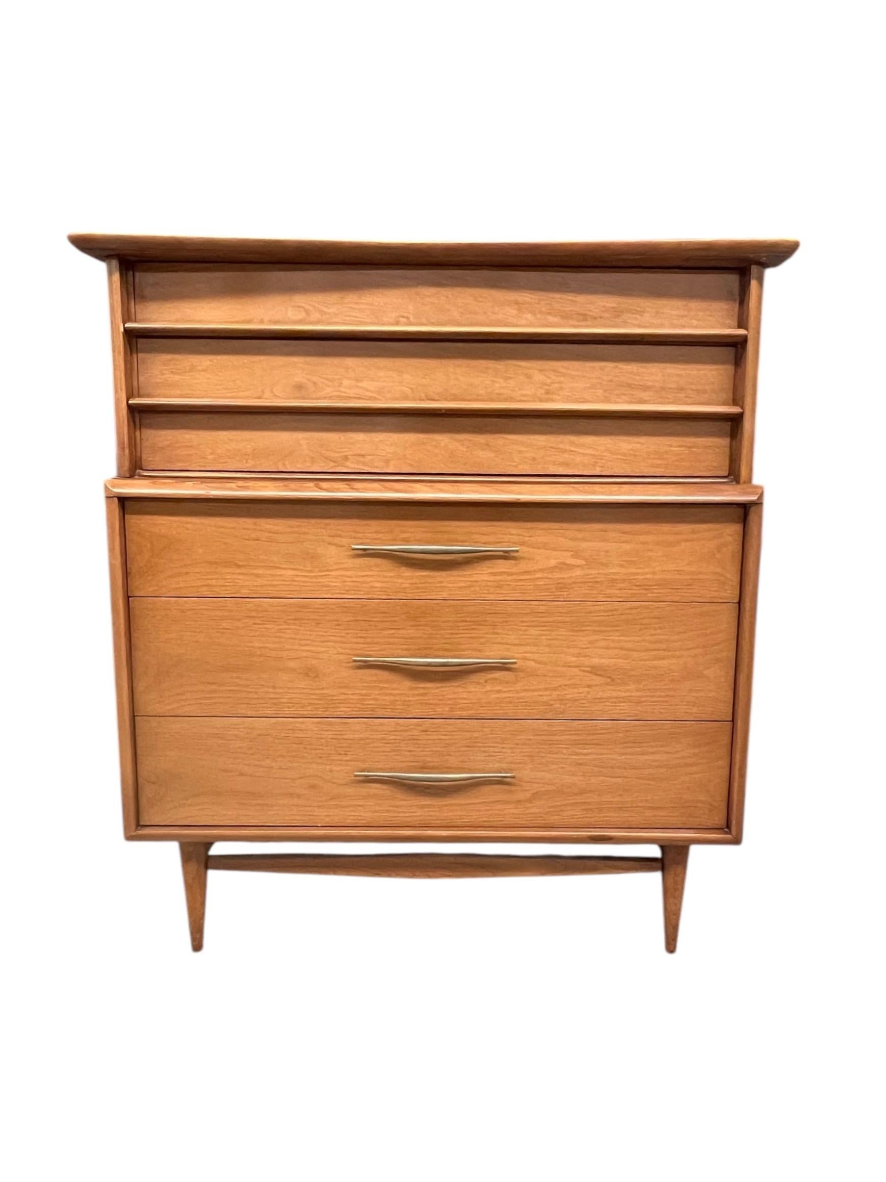 Comò Highboy di metà secolo di Kent Coffey the Foreteller. Questo comò è realizzato in Wood, con 5 cassetti a coda di rondine, 2 superiori con tiretti scolpiti e 3 inferiori con maniglie originali in ottone. Tutti i cassetti sono puliti e scorrono