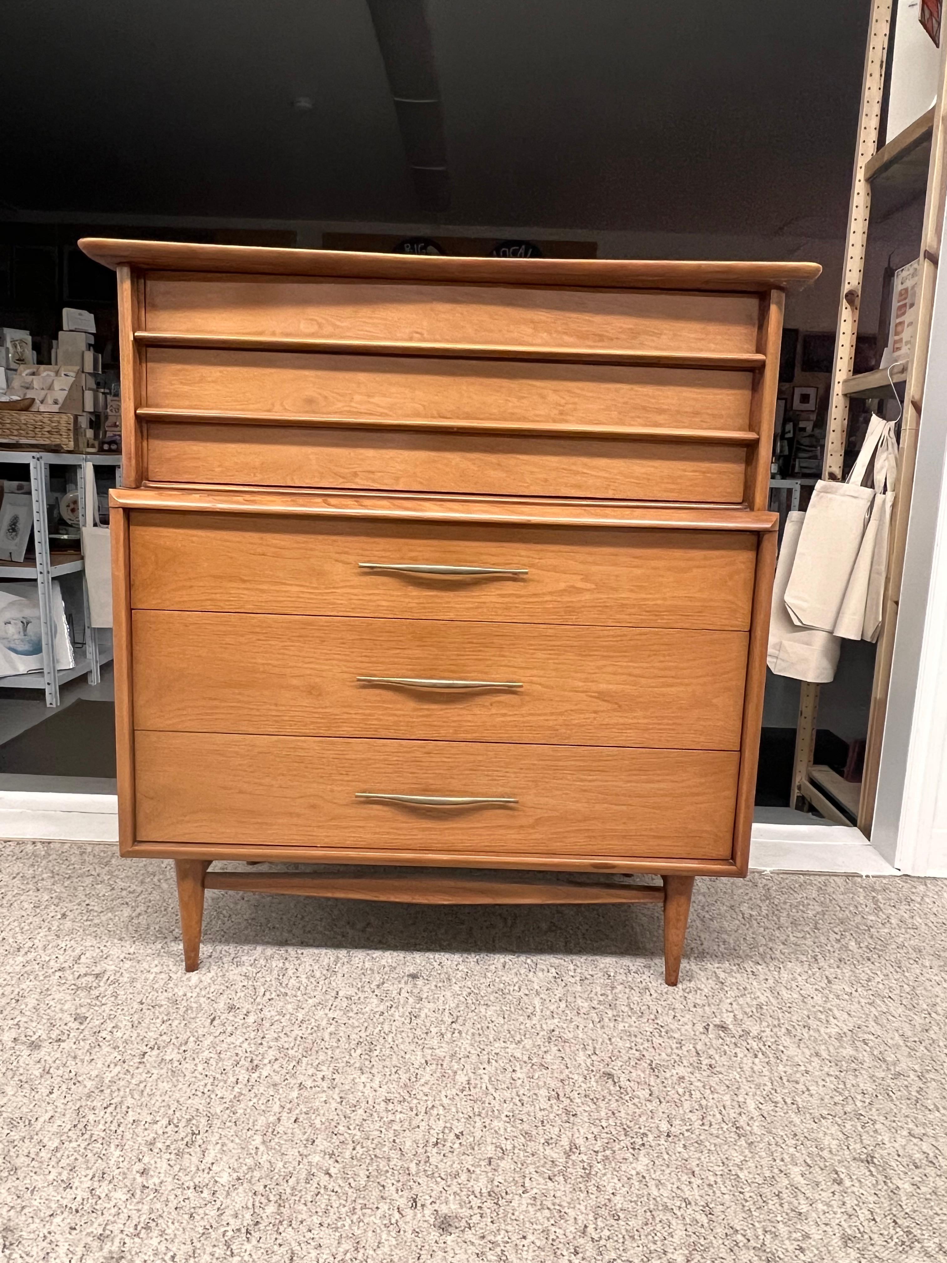 Mid-Century moderno Comò a cinque cassetti in noce massiccio vintage del Mid Century Modern di Kent Coffey in vendita