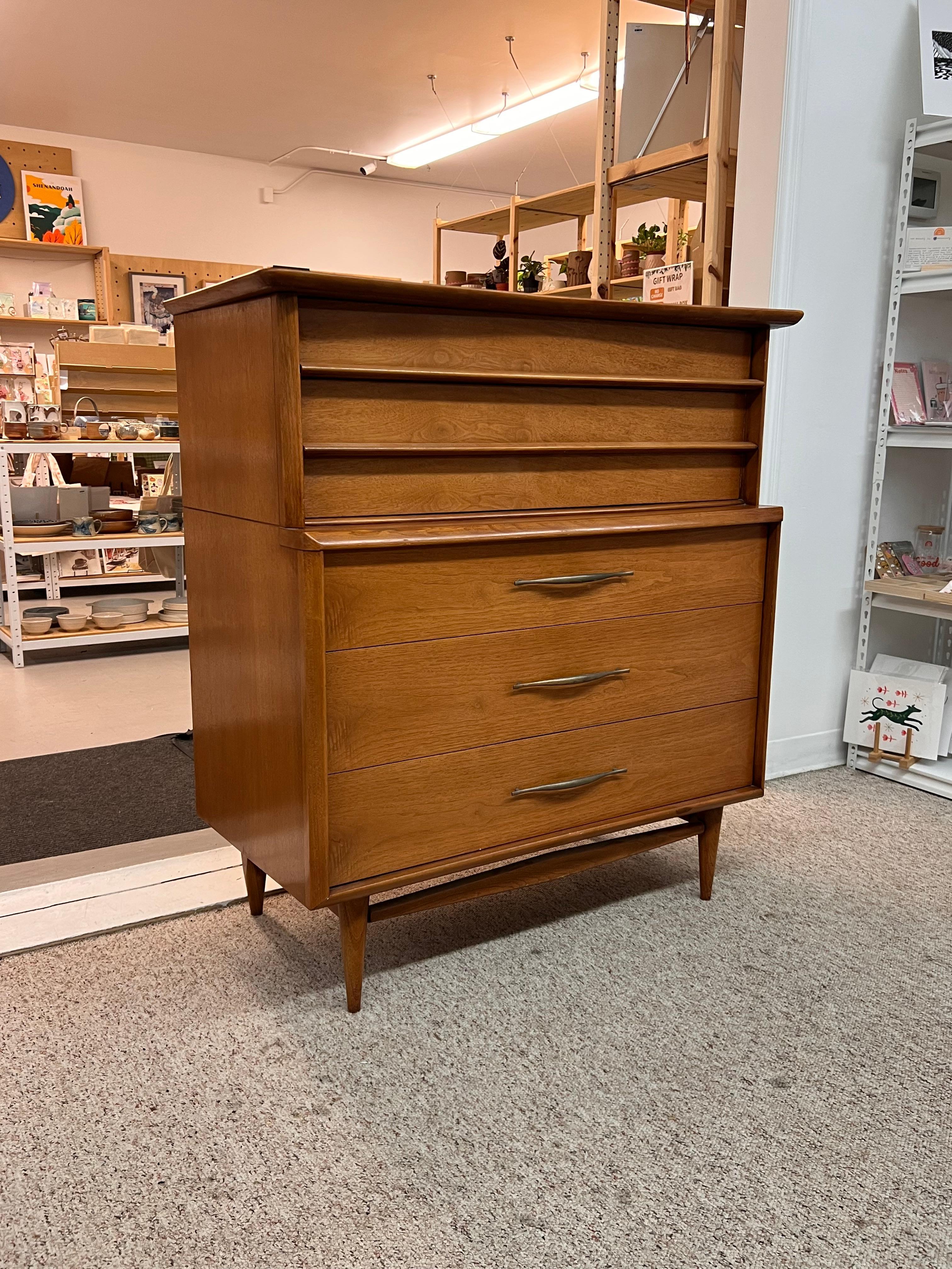 Comò a cinque cassetti in noce massiccio vintage del Mid Century Modern di Kent Coffey In condizioni buone in vendita a Seattle, WA