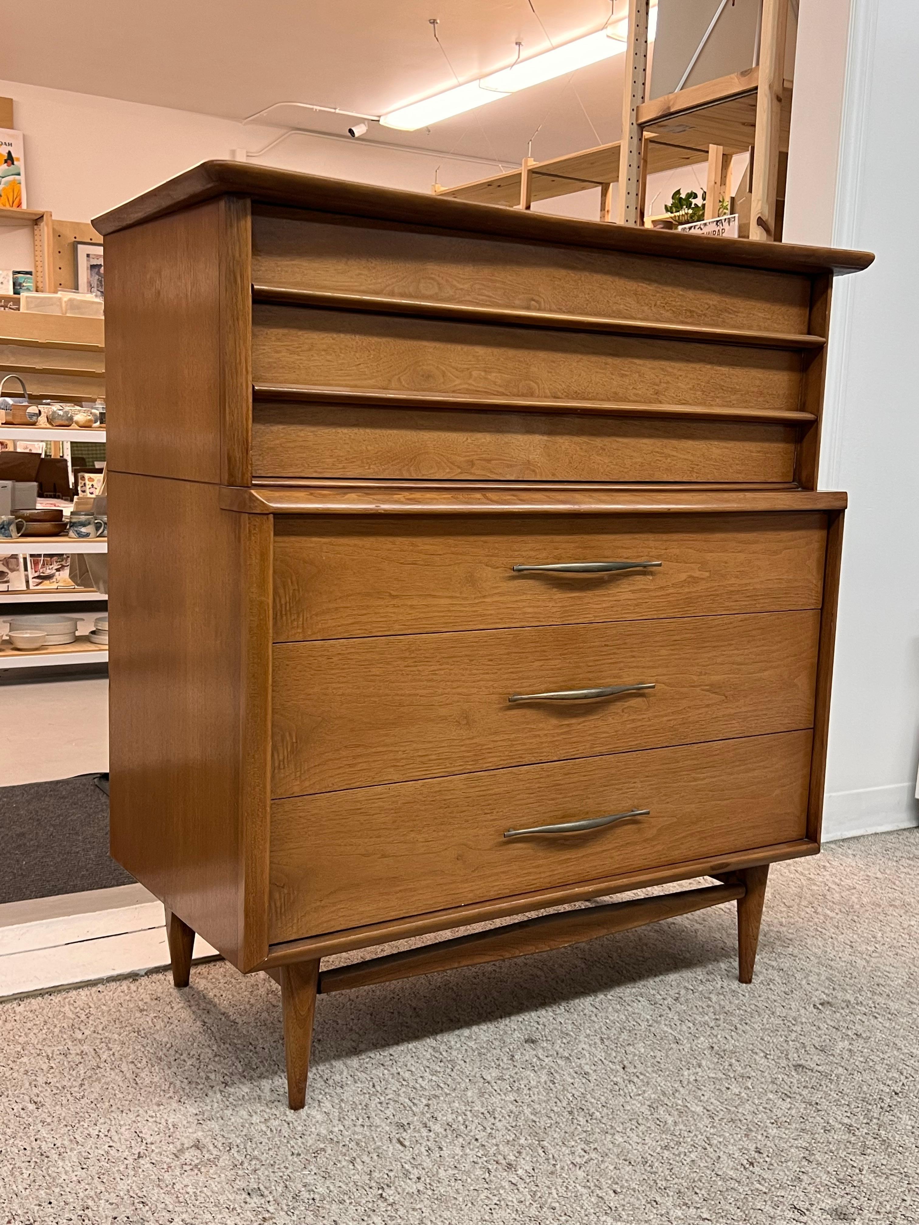 Noce Comò a cinque cassetti in noce massiccio vintage del Mid Century Modern di Kent Coffey in vendita