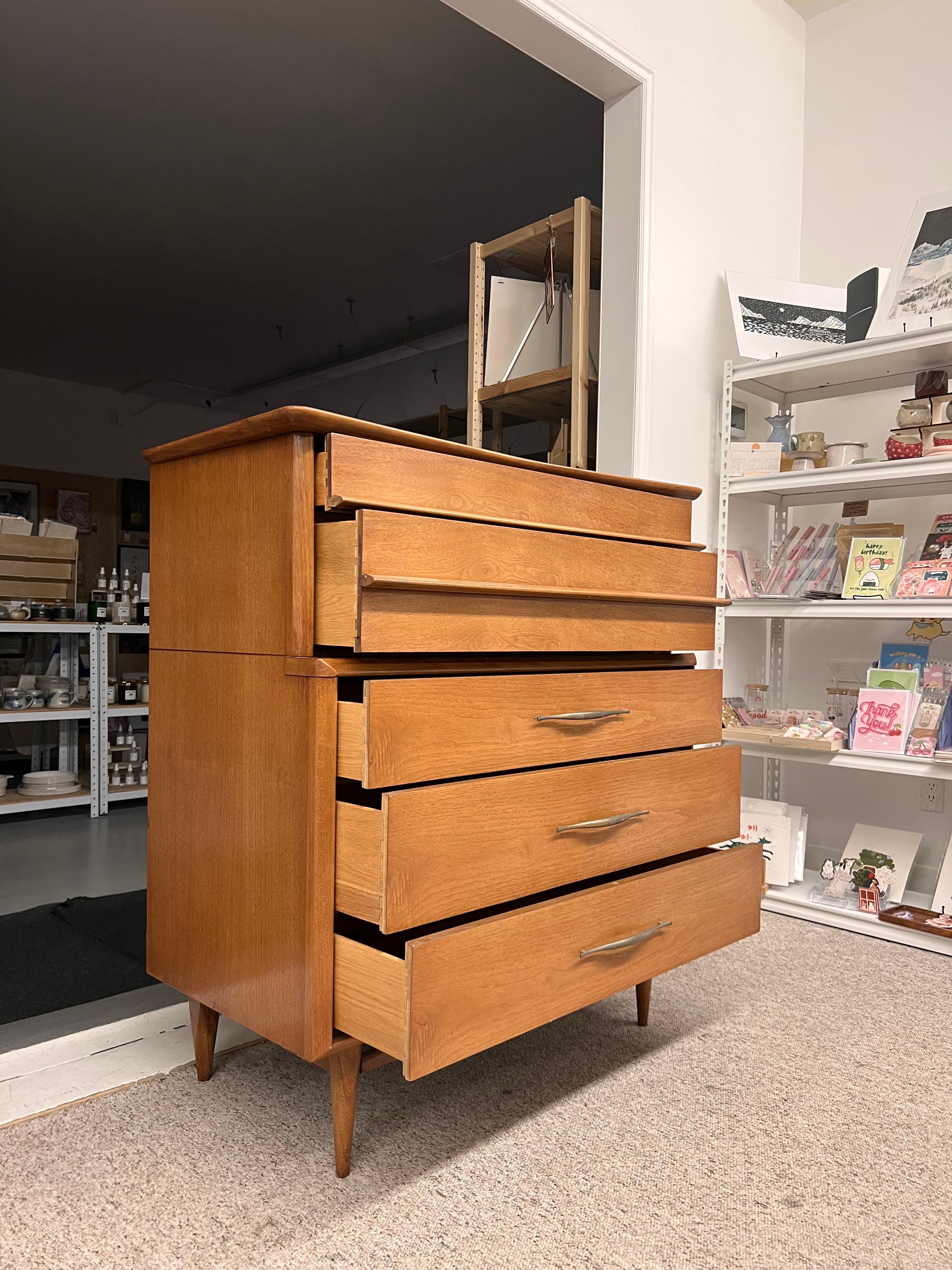 Comò a cinque cassetti in noce massiccio vintage del Mid Century Modern di Kent Coffey in vendita 1