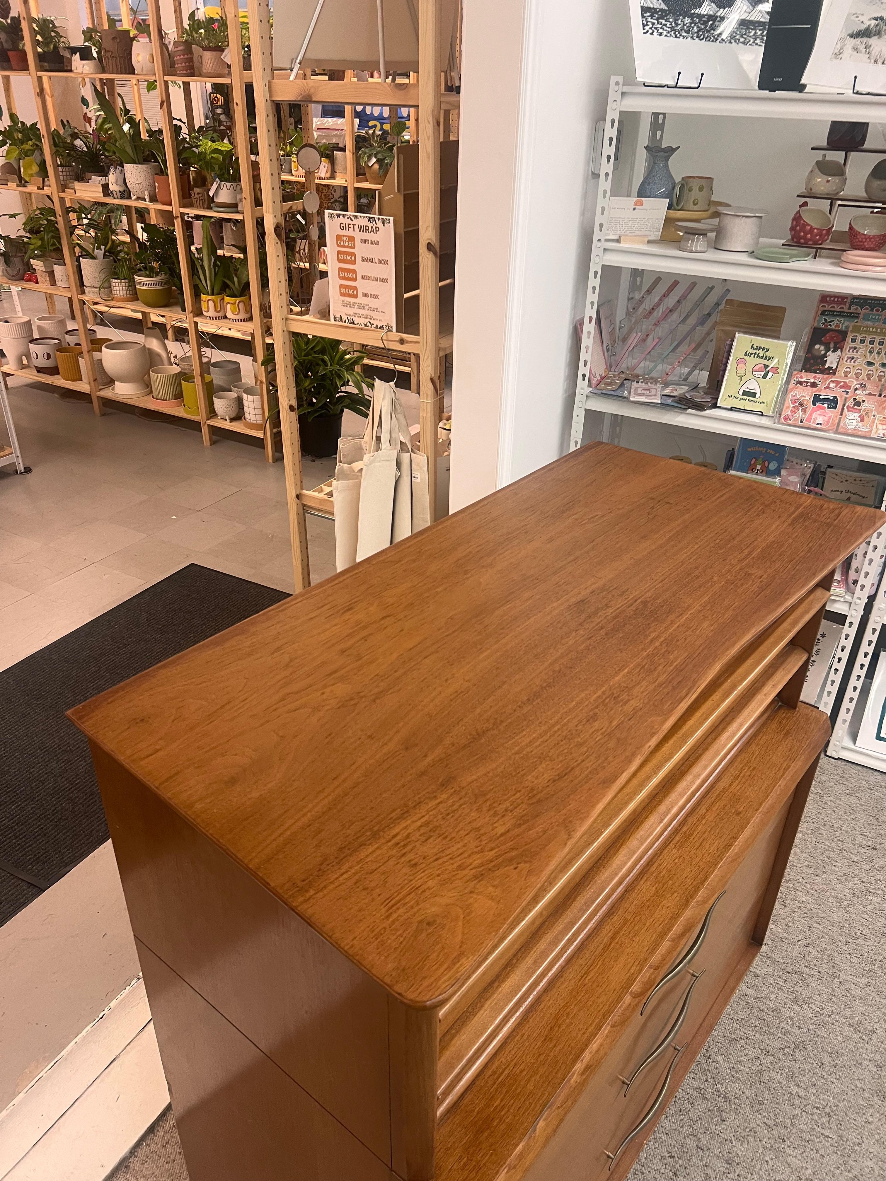 Comò a cinque cassetti in noce massiccio vintage del Mid Century Modern di Kent Coffey in vendita 2