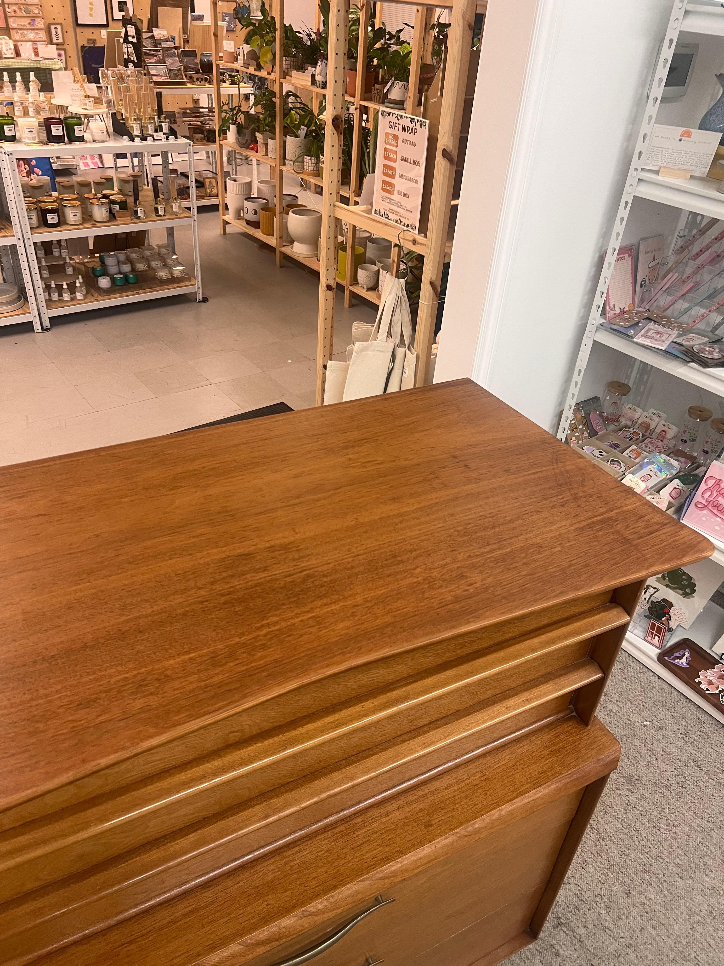 Comò a cinque cassetti in noce massiccio vintage del Mid Century Modern di Kent Coffey in vendita 3