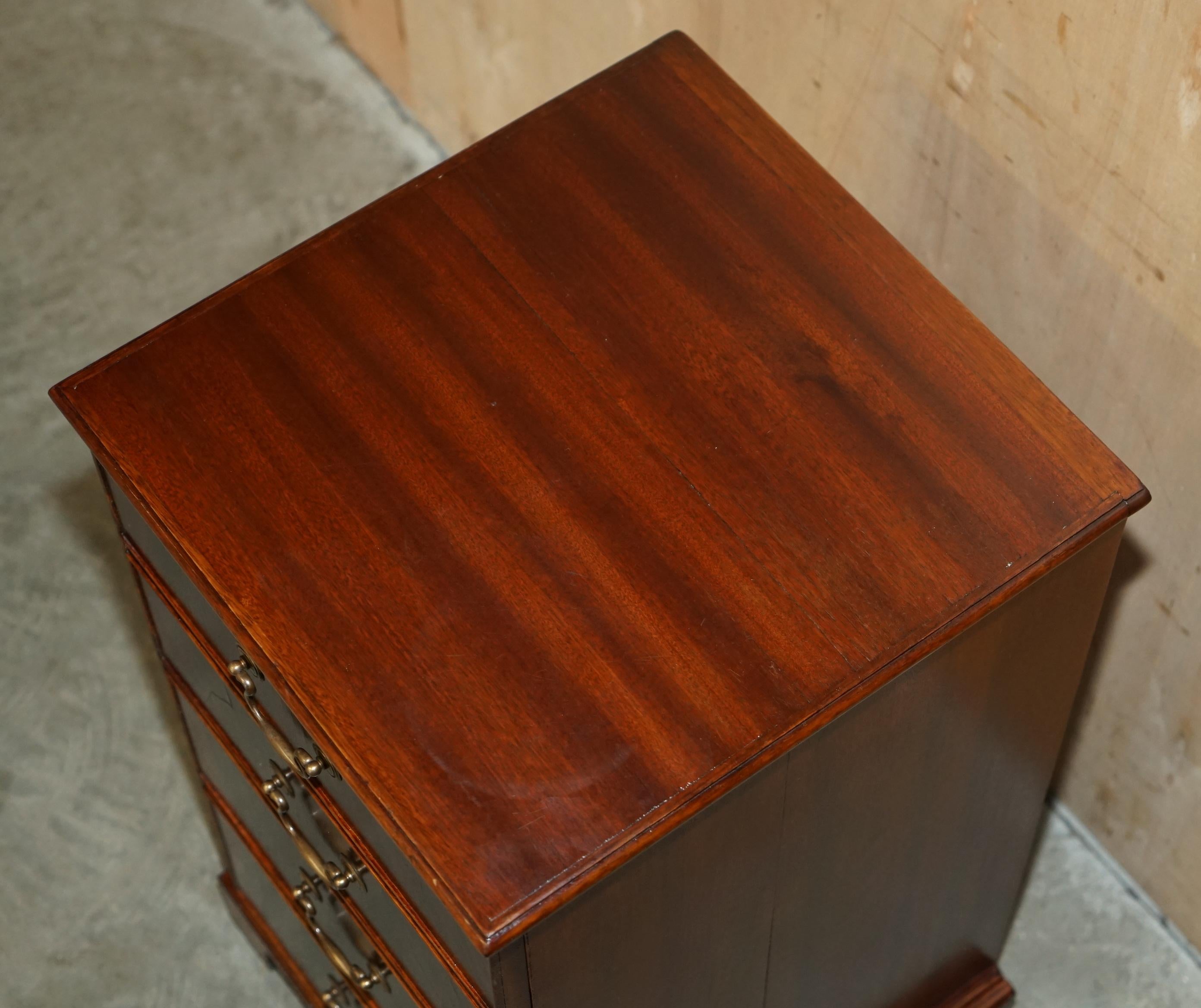 Fin du 20e siècle ViNTAGE MID CENTURY MODERN FLAmed HARDWOOD RECORD PLAYER media CABINET en vente