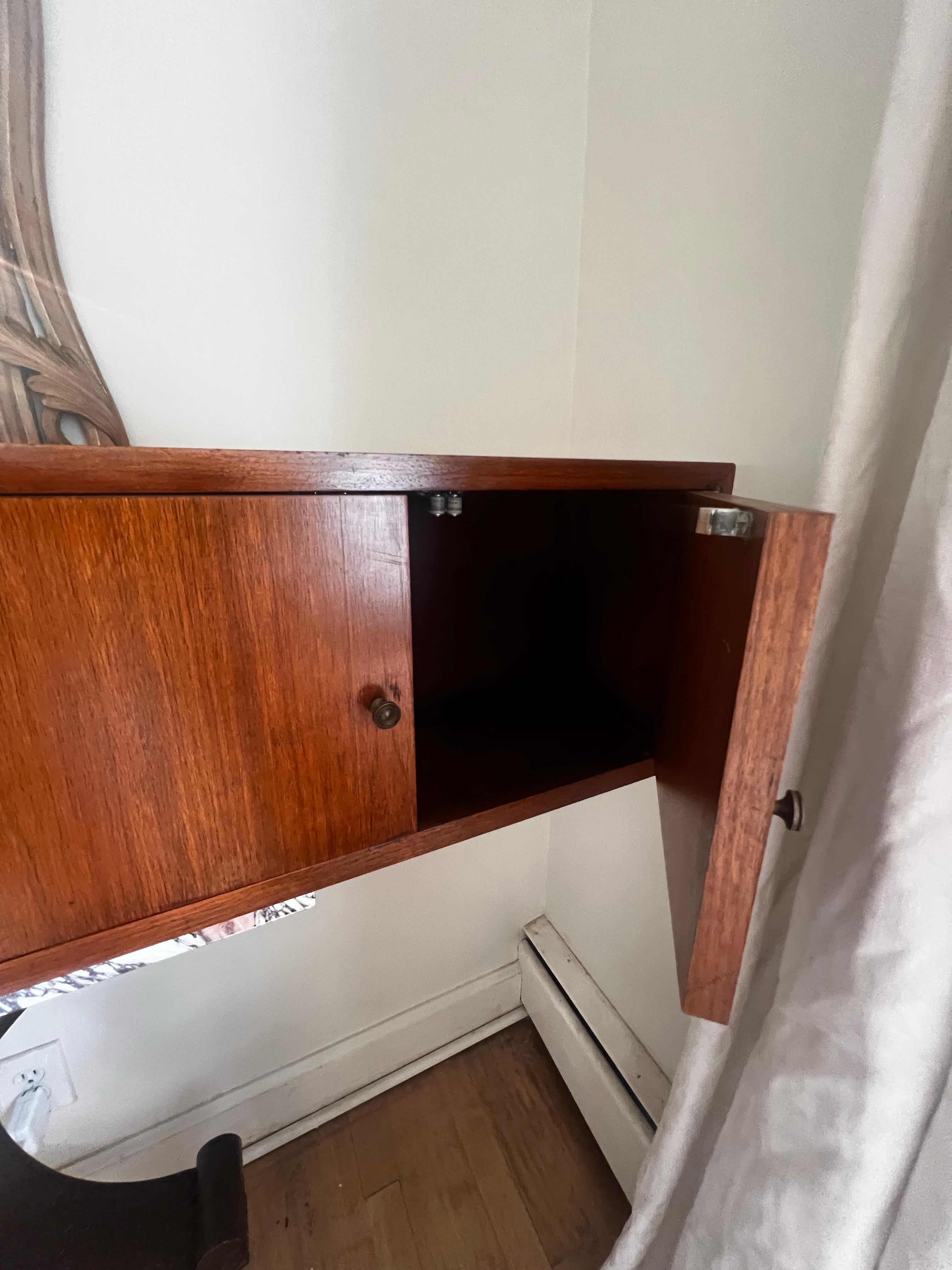 Vintage Mid Century Modern Schwebeschrank/Regal/Credenza aus Nussbaum im Angebot 4