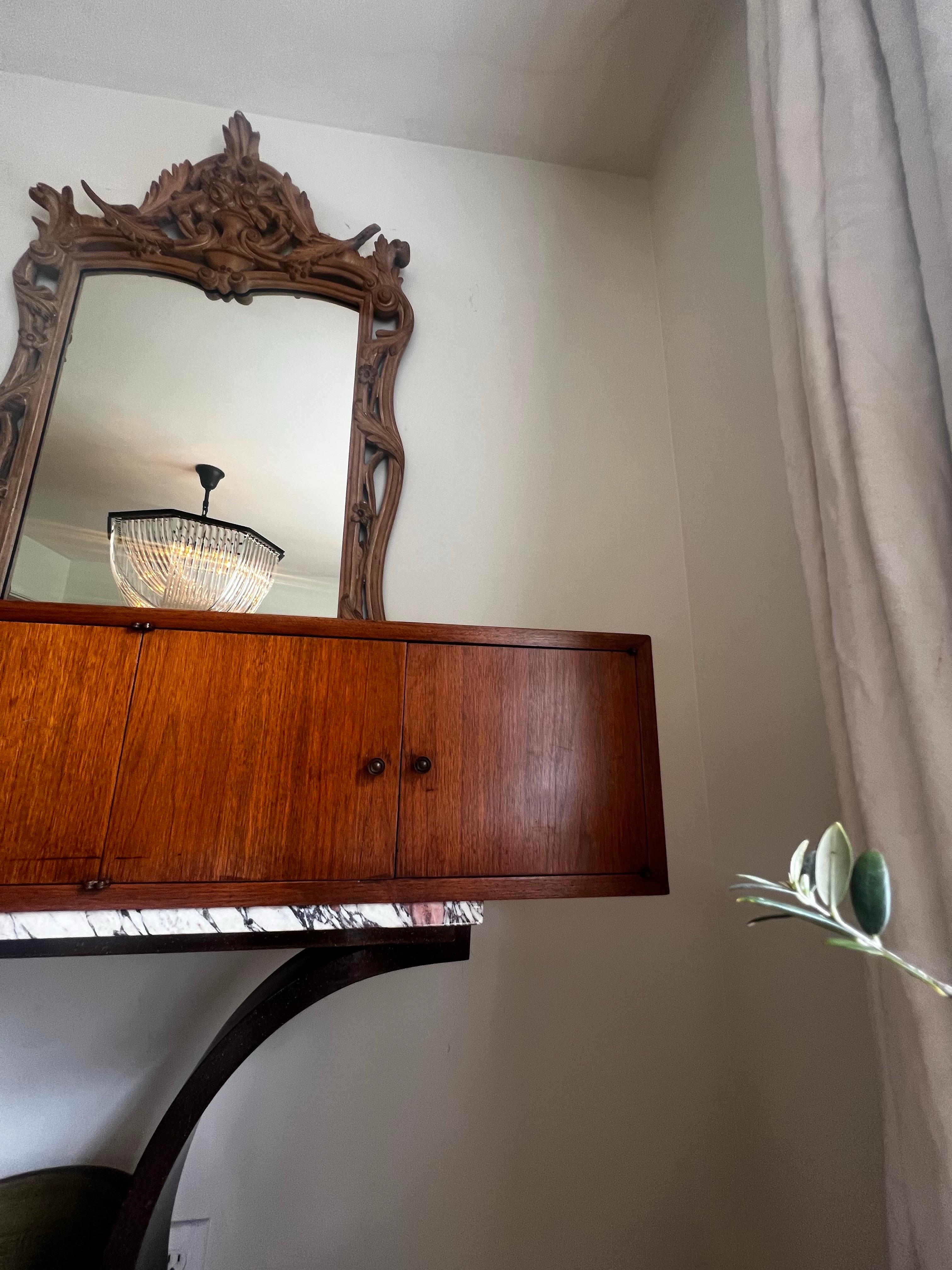 Vintage Mid Century Modern Schwebeschrank/Regal/Credenza aus Nussbaum (Moderne der Mitte des Jahrhunderts) im Angebot