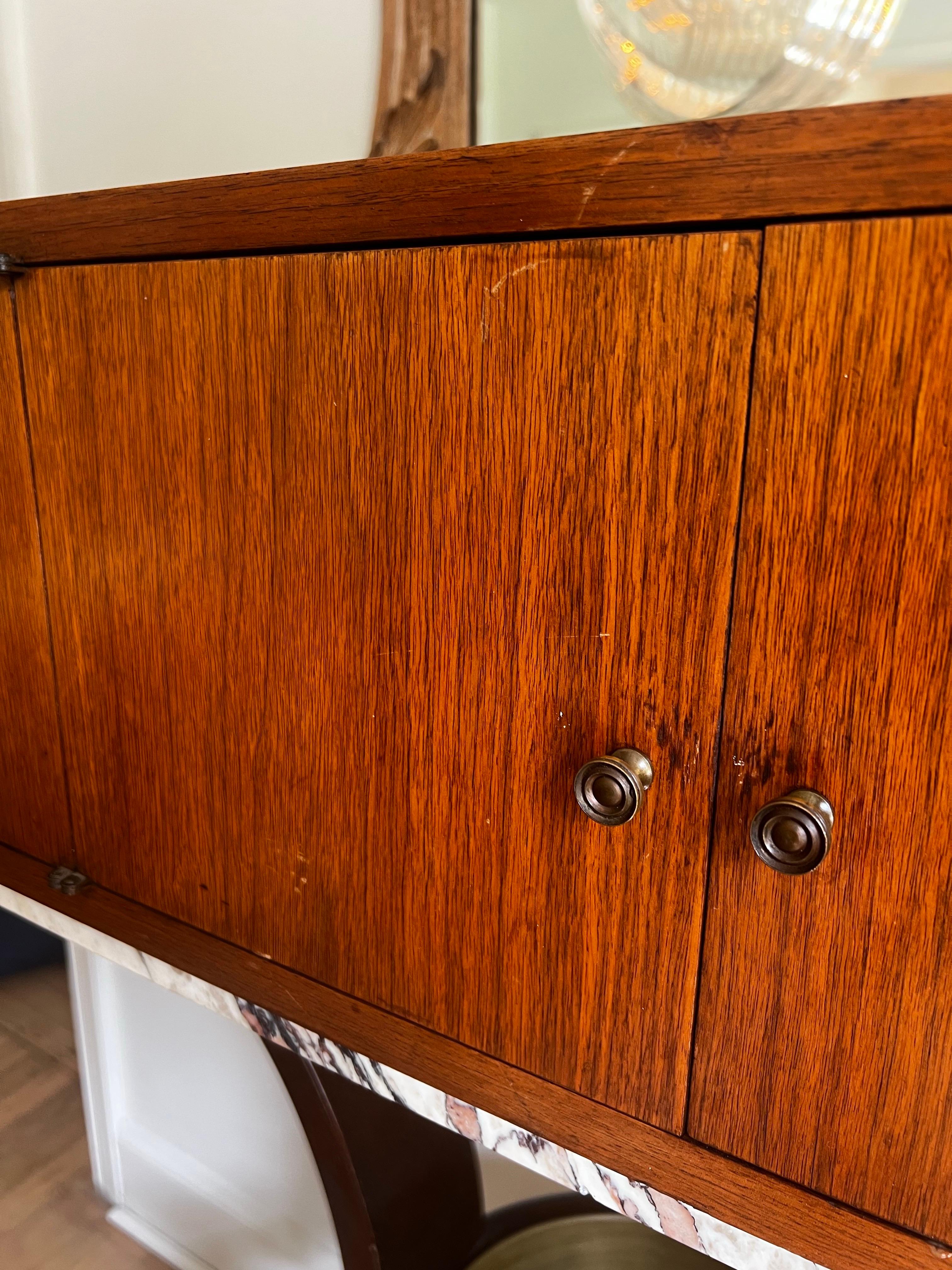 Vintage Mid Century Modern Schwebeschrank/Regal/Credenza aus Nussbaum im Zustand „Relativ gut“ im Angebot in Los Angeles, CA