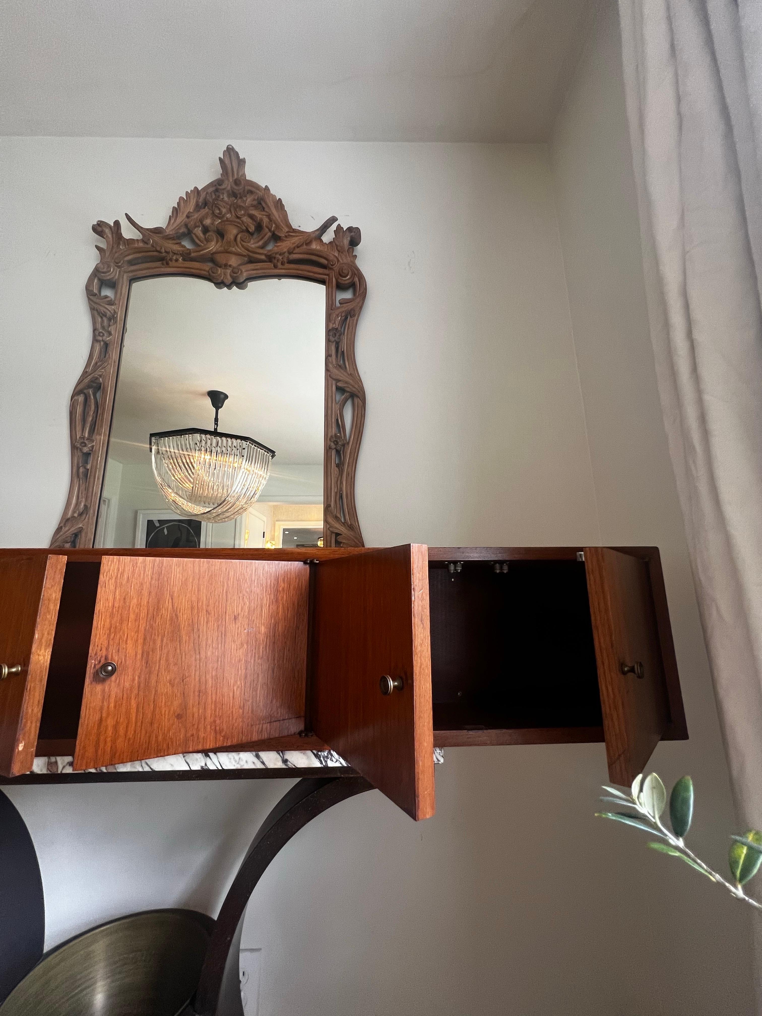 Vintage Mid Century Modern Schwebeschrank/Regal/Credenza aus Nussbaum (20. Jahrhundert) im Angebot