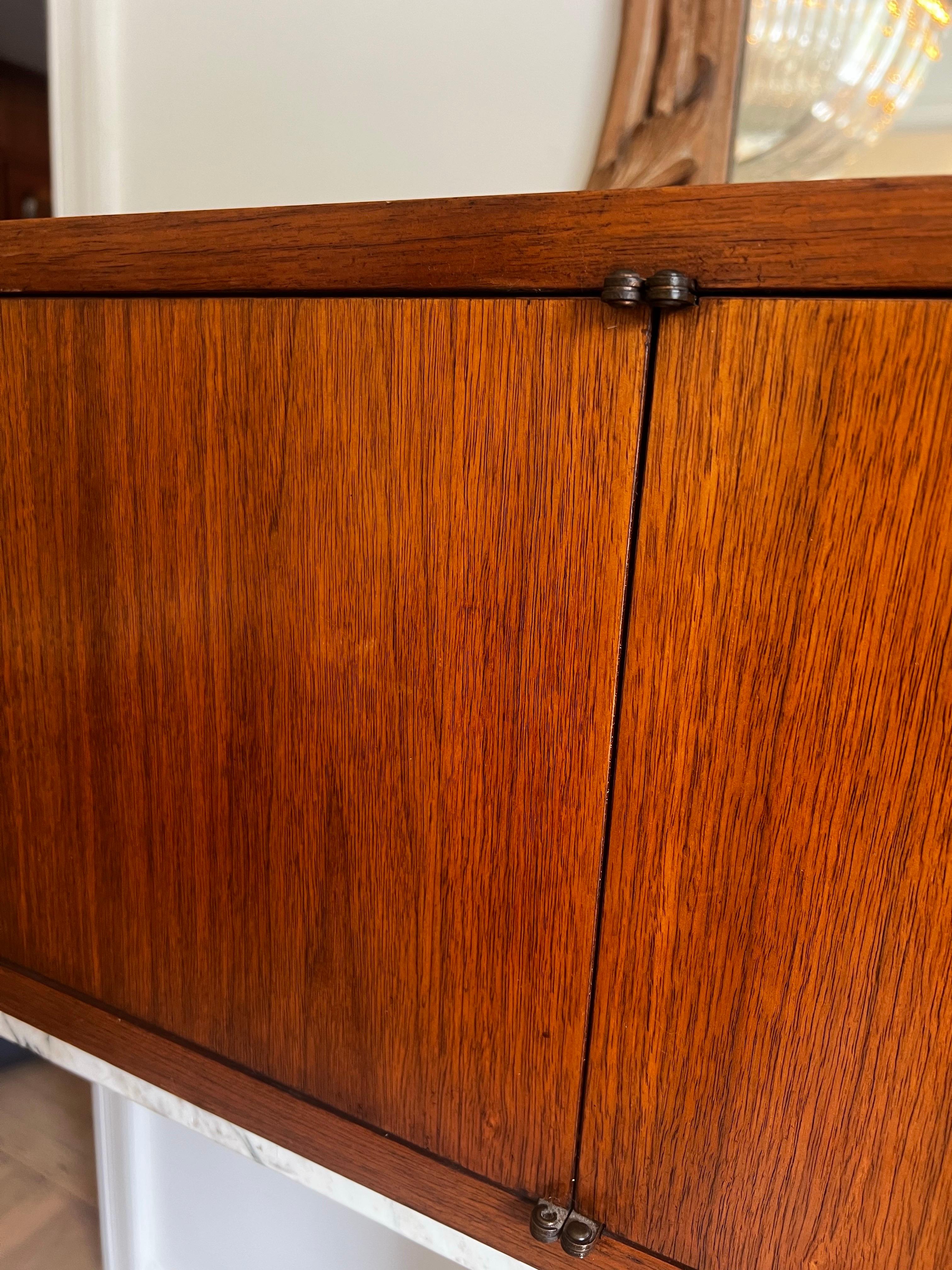 Vintage Mid Century Modern Schwebeschrank/Regal/Credenza aus Nussbaum (Walnuss) im Angebot