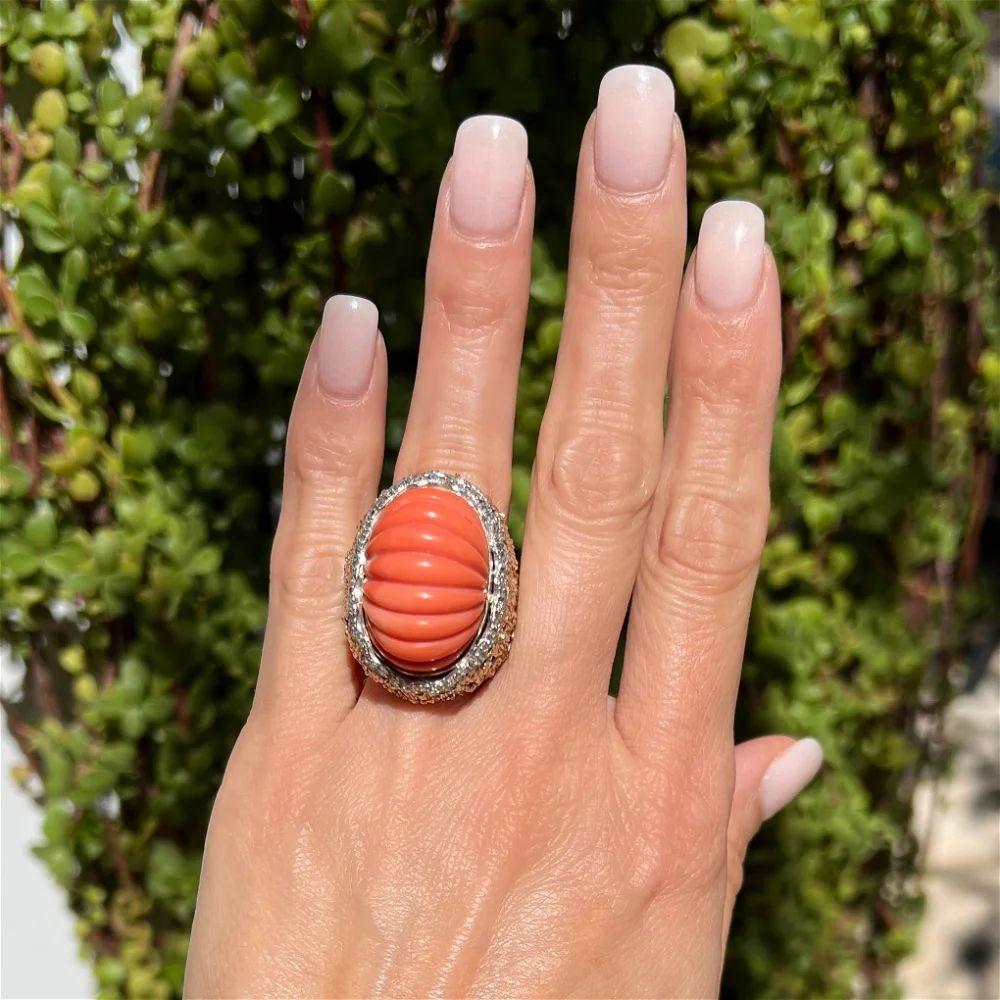 Anillo de cóctel de oro acanalado de coral rojo y diamantes, vintage y moderno de mediados de siglo Modernista en venta