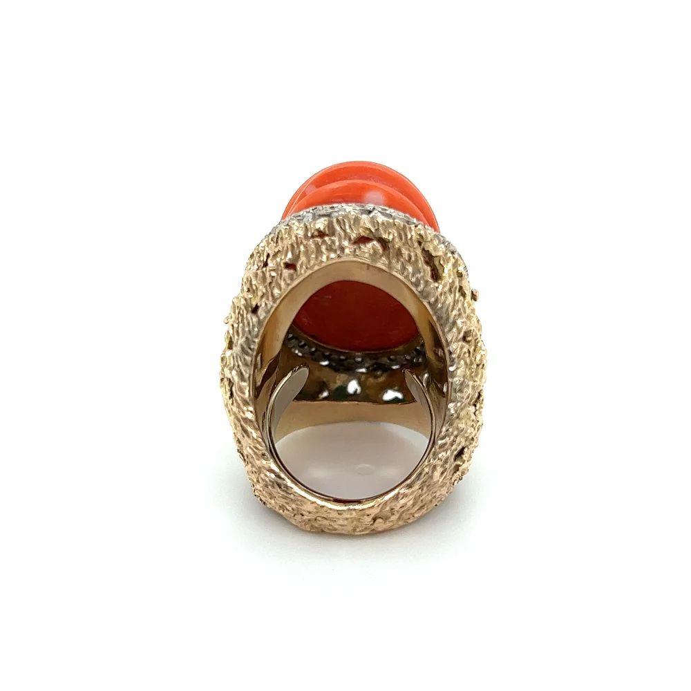 Vintage Mid Century Modern Fluted Red Coral and Diamond Gold Cocktail Ring In Excellent Condition For Sale In Montreal, QC