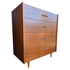 Vieille commode haute commode à quatre tiroirs à queue d'aronde, moderne du milieu du siècle dernier