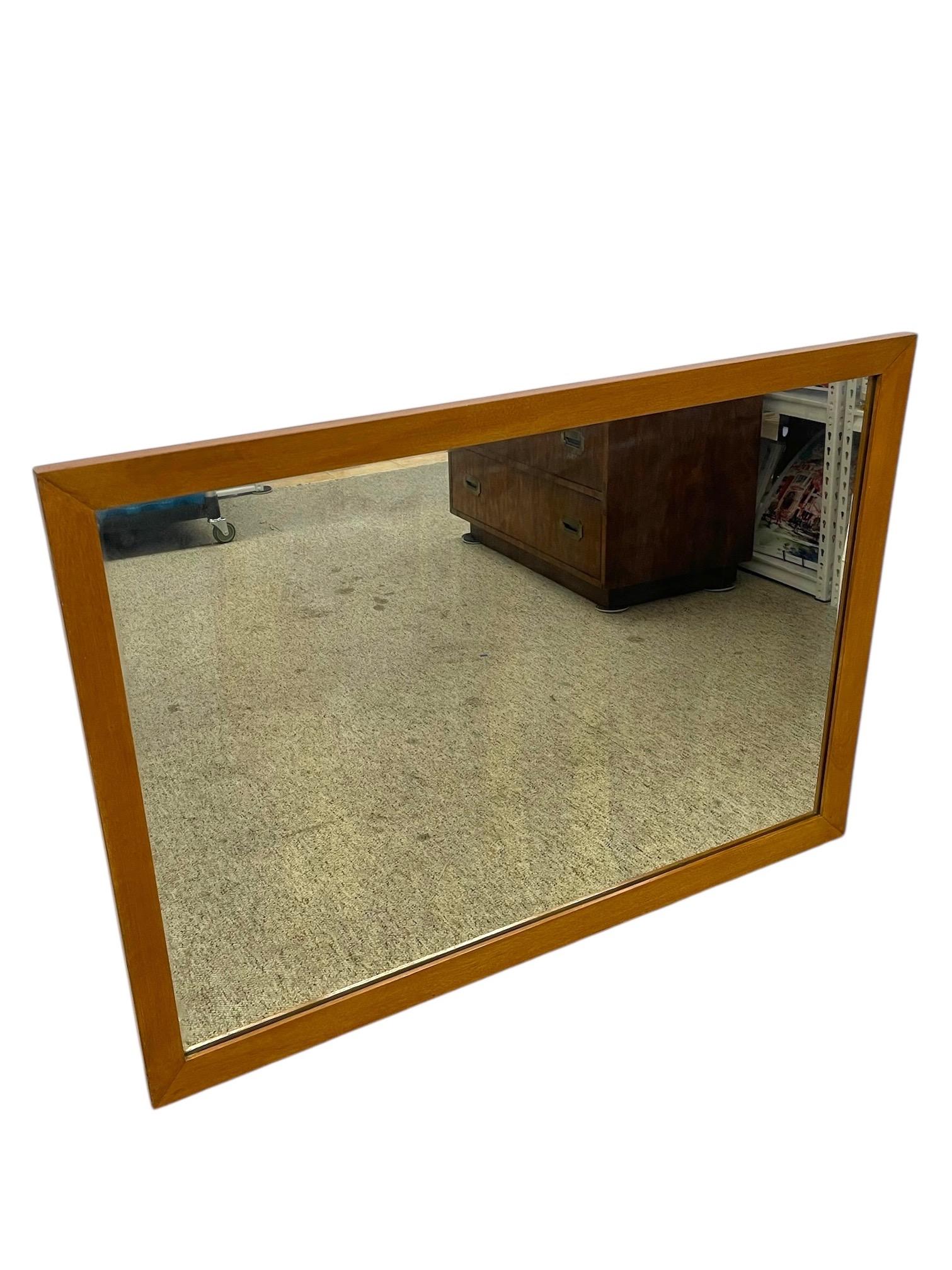 Miroir mural encadré Vintage Mid-Century Modern -Miroir rectangulaire à suspendre en vente 5