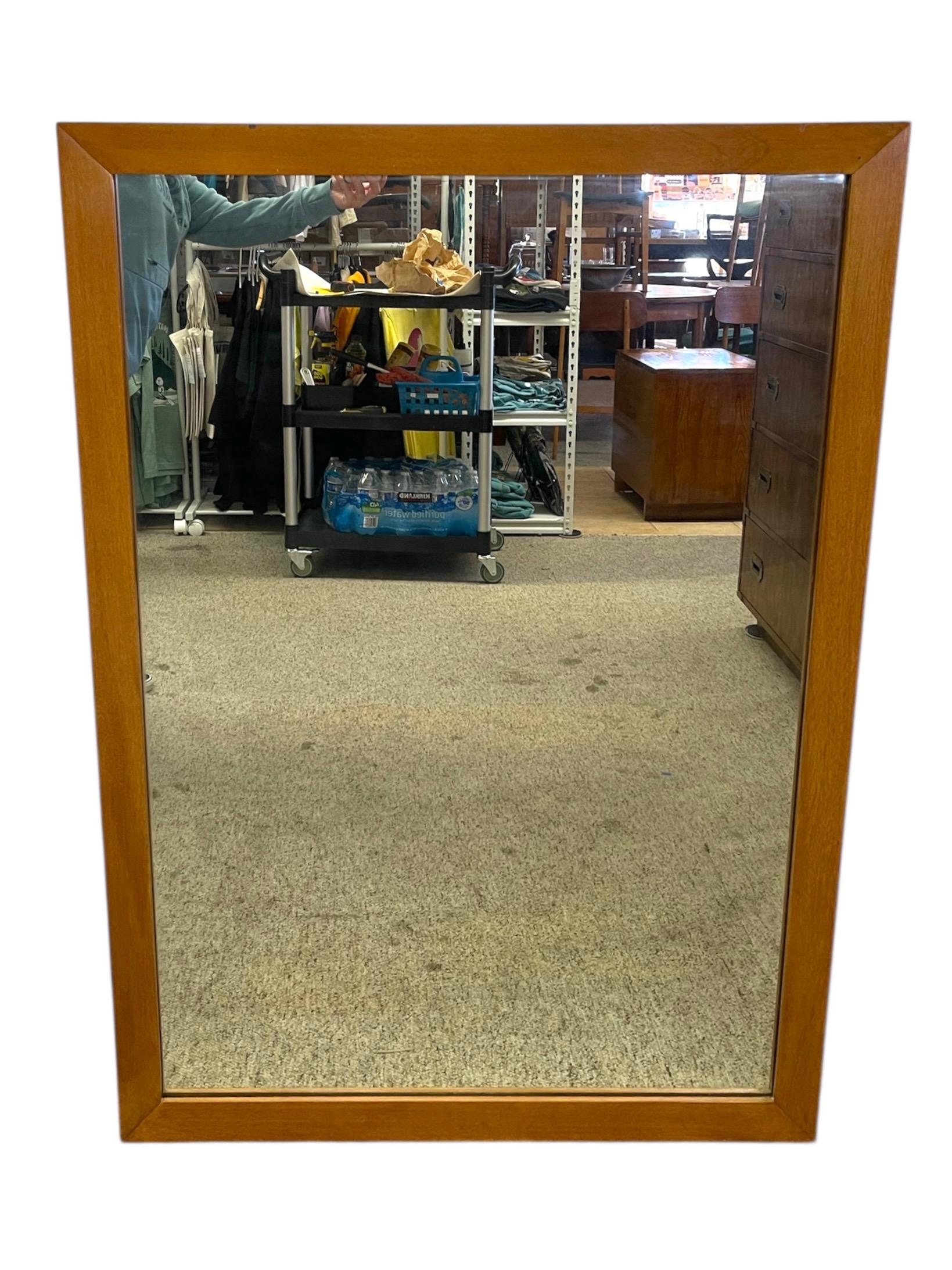 Miroir mural encadré Vintage Mid-Century Modern -Miroir rectangulaire à suspendre Bon état - En vente à Seattle, WA