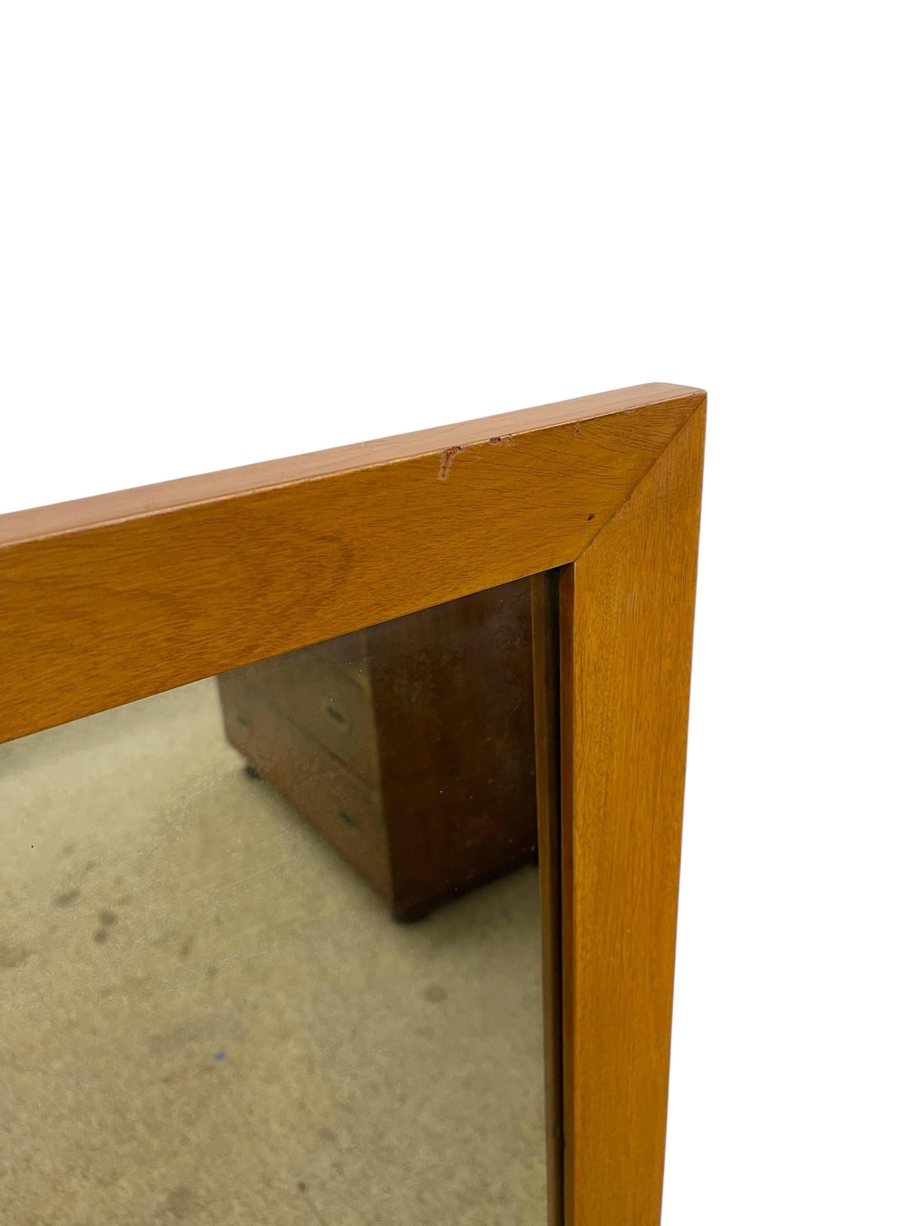 Miroir mural encadré Vintage Mid-Century Modern -Miroir rectangulaire à suspendre en vente 1
