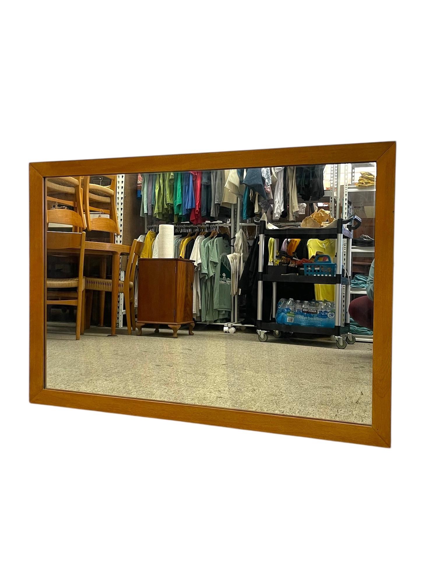 Miroir mural encadré Vintage Mid-Century Modern -Miroir rectangulaire à suspendre en vente 3
