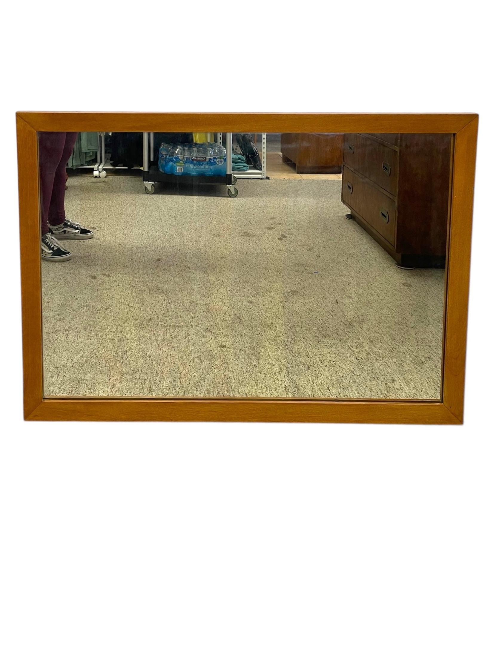 Miroir mural encadré Vintage Mid-Century Modern -Miroir rectangulaire à suspendre en vente 4