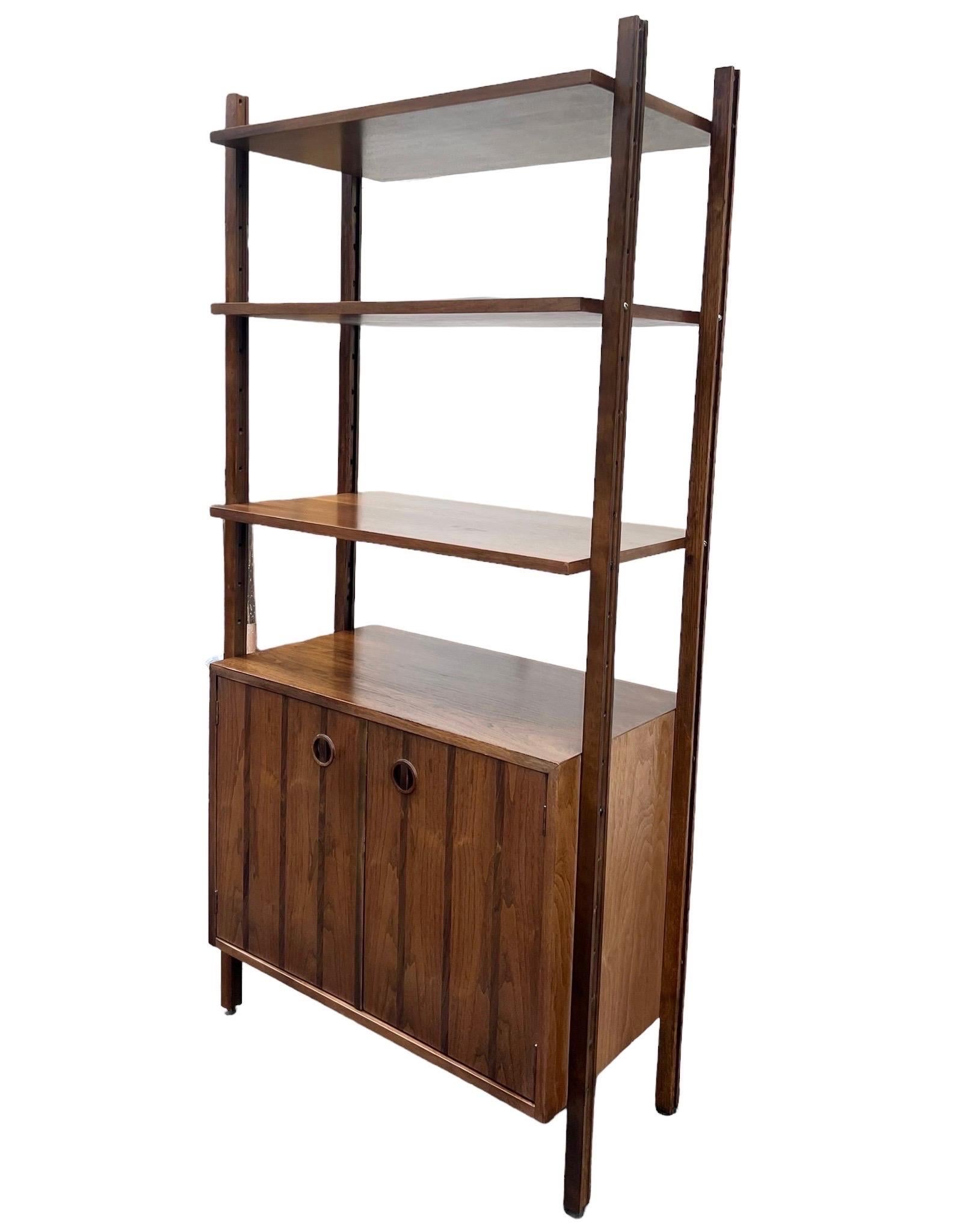 Mid-Century Modern Vintage Mid Century Modern Free Standing Bookshelf or Storrage Cabinet (étagère ou meuble de rangement)  en vente