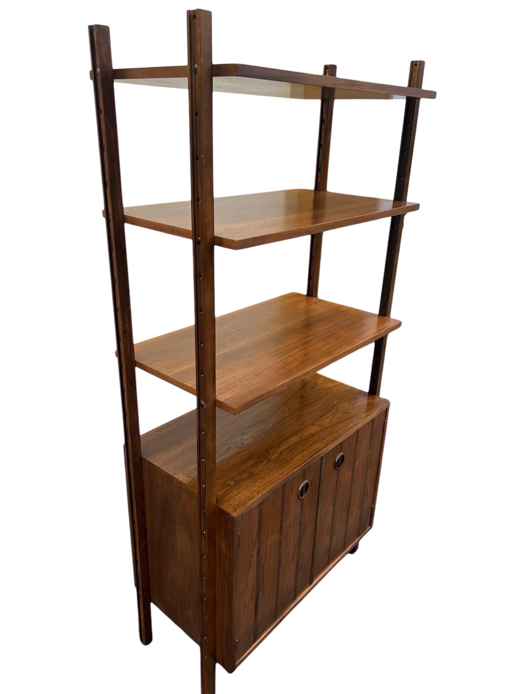 Vintage Mid Century Modern Free Standing Bookshelf or Storrage Cabinet (étagère ou meuble de rangement)  Bon état - En vente à Seattle, WA