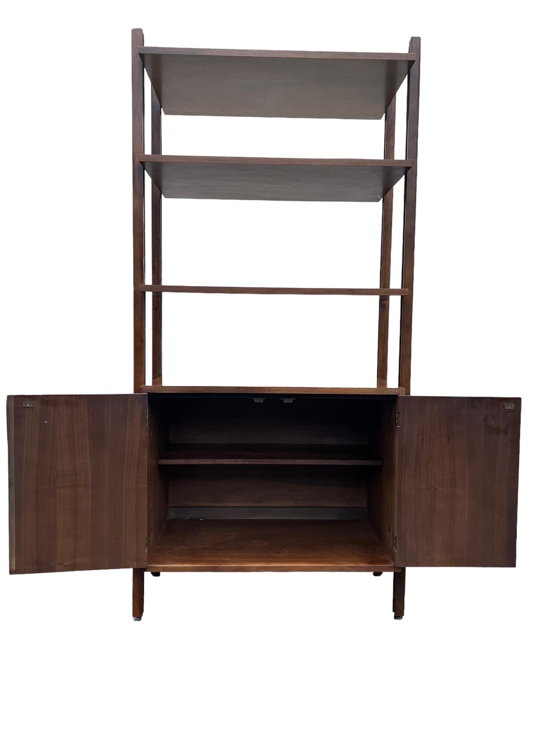 Noyer Vintage Mid Century Modern Free Standing Bookshelf or Storrage Cabinet (étagère ou meuble de rangement)  en vente