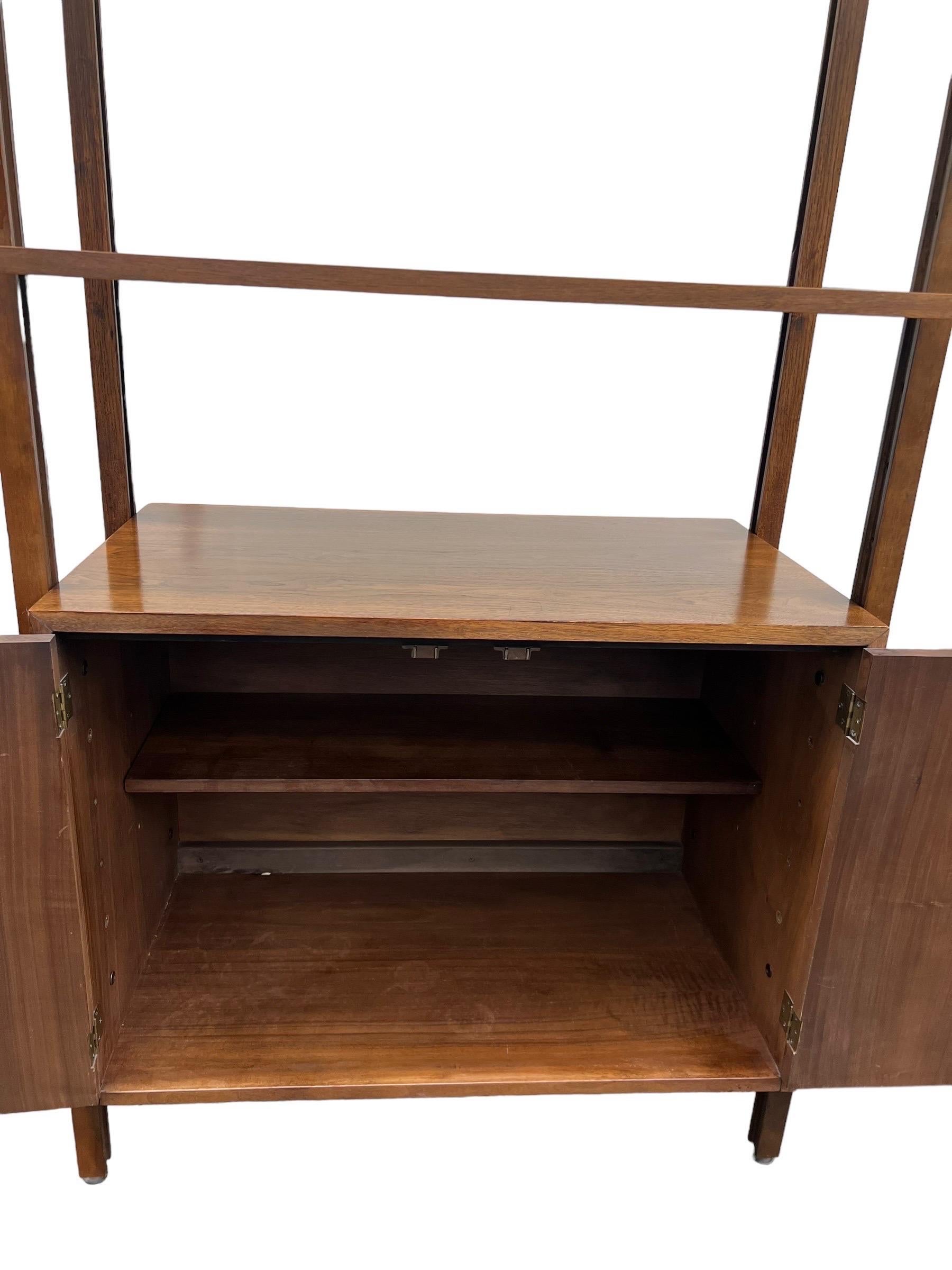 Vintage Mid Century Modern Free Standing Bookshelf or Storrage Cabinet (étagère ou meuble de rangement)  en vente 1