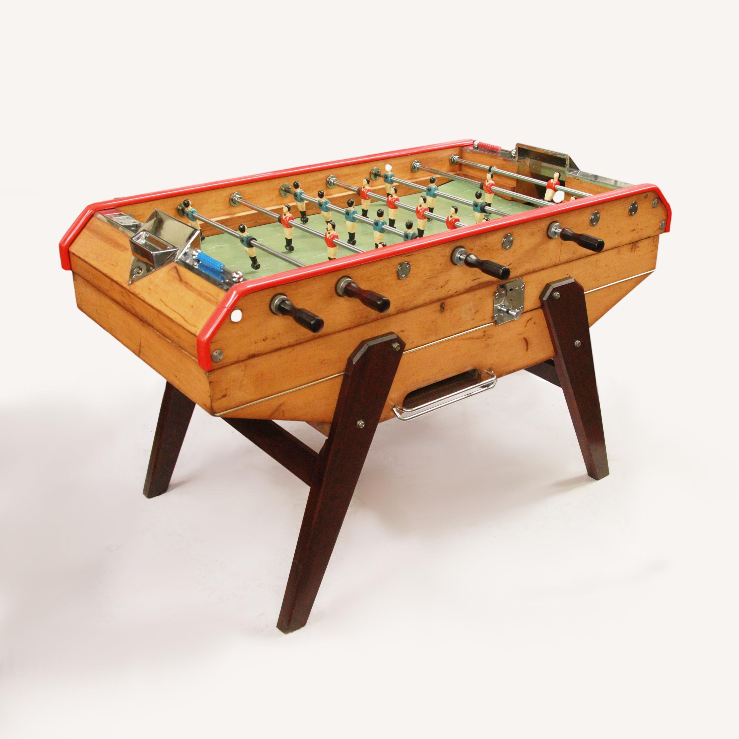 Fantástico futbolín original del fabricante francés Rene Pierre.  Esta belleza presenta maravillosas líneas Modernas de Mediados de Siglo en su mueble de arce, detalles cromados y está construida como un 