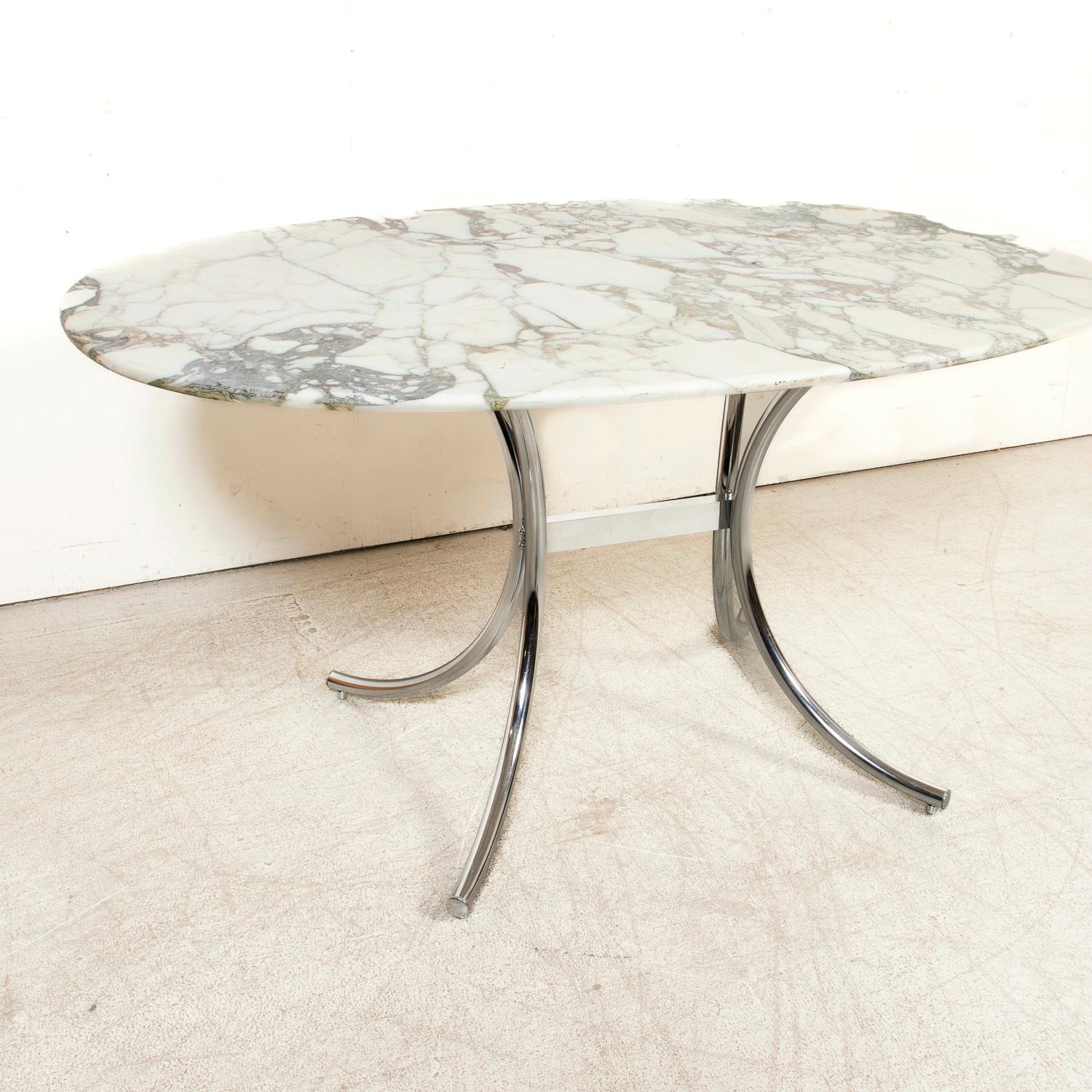 Französischer Vintage-Esstisch mit ovaler Marmorplatte und Chromsockel, Mid-Century Modern im Zustand „Gut“ im Angebot in Birmingham, AL