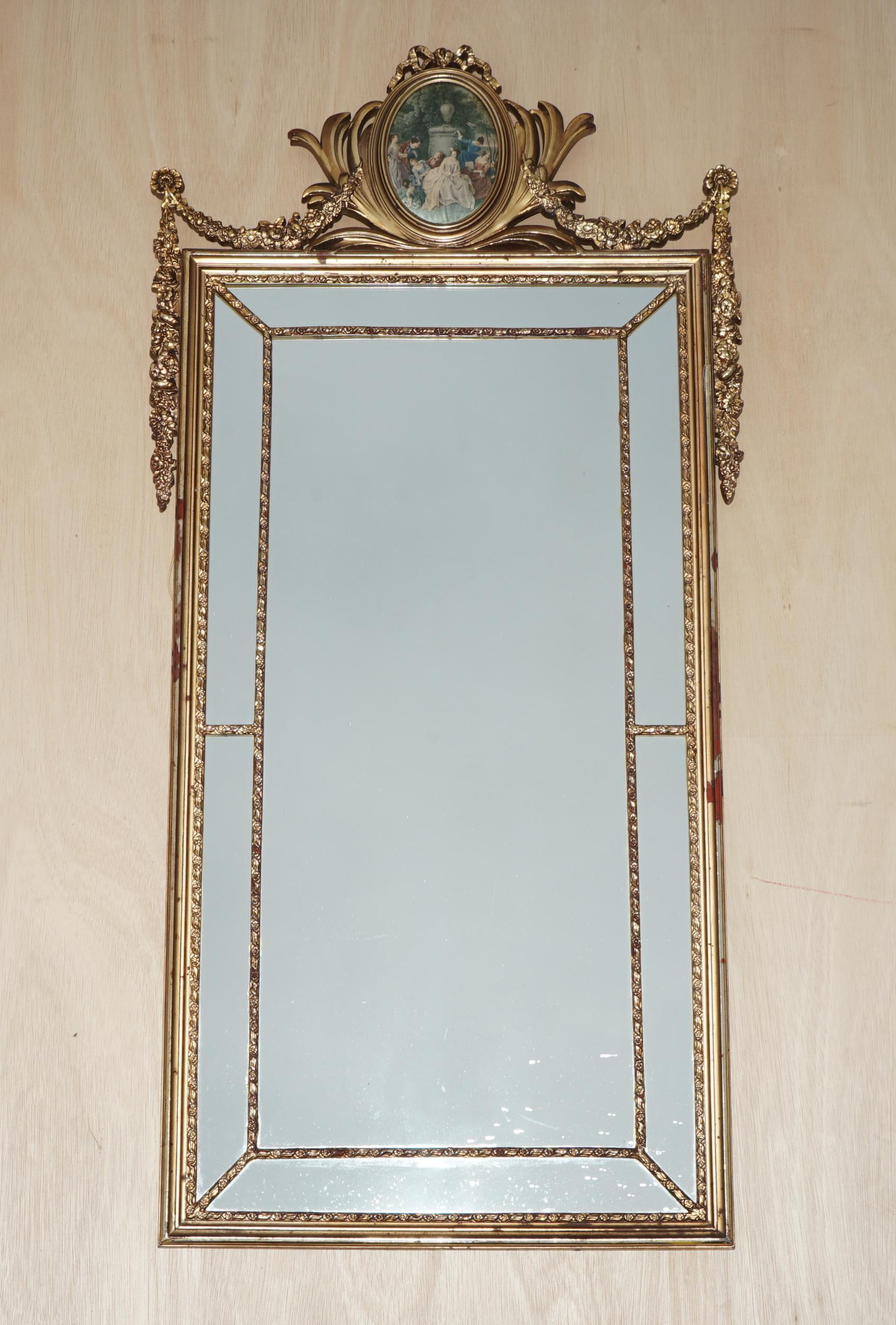 Casa Reale Antiquariato

Royal House Antiques è lieta di offrire in vendita questa bella specchiera decorativa da parete in stile francese del Mid Century 1960-1970 circa, con un ritratto dipinto su tessuto nella parte superiore.

Tieni presente che