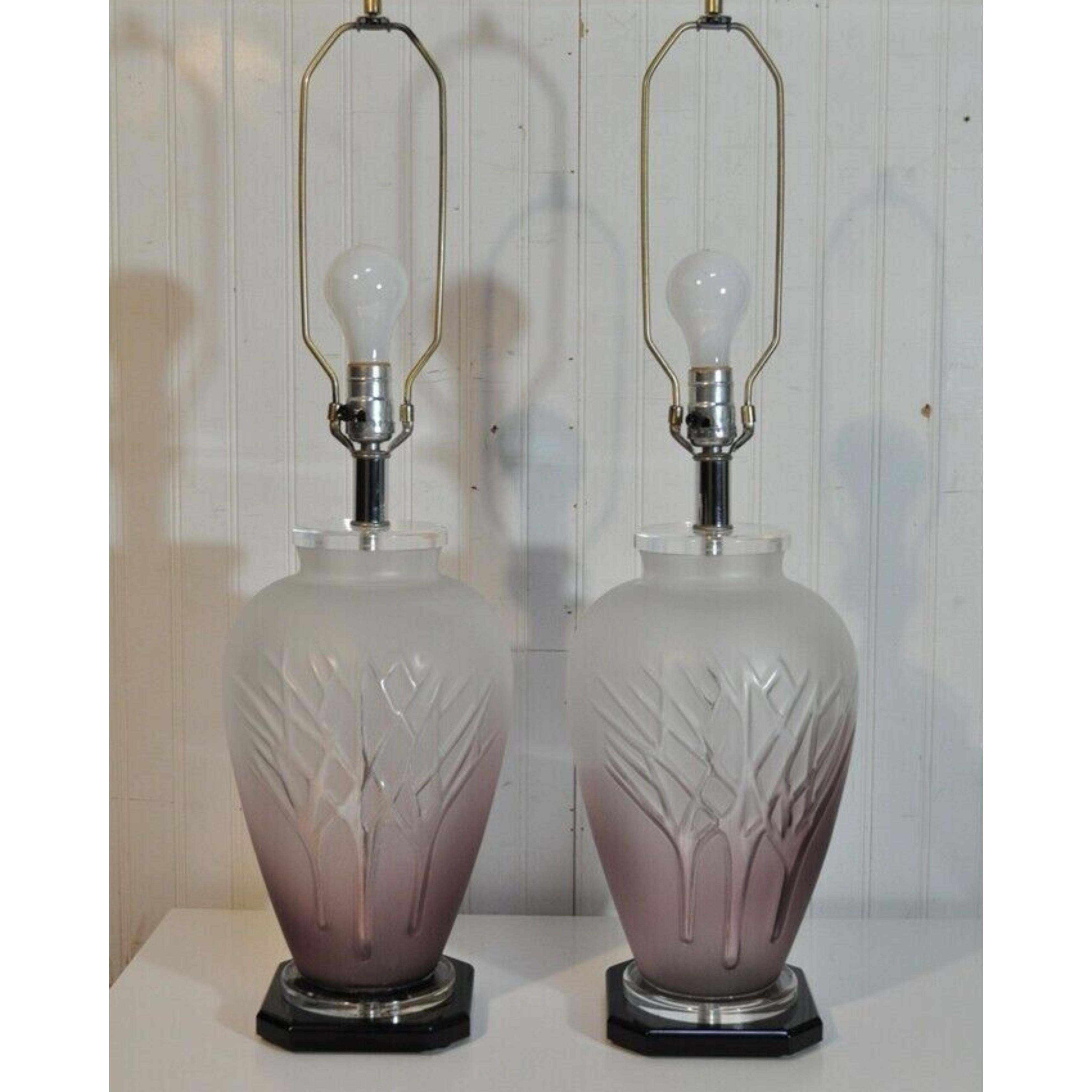Moderne Vintage-Tischlampen aus mattiertem lila Glas und Lucite aus der Mitte des Jahrhunderts – ein Paar im Angebot 6