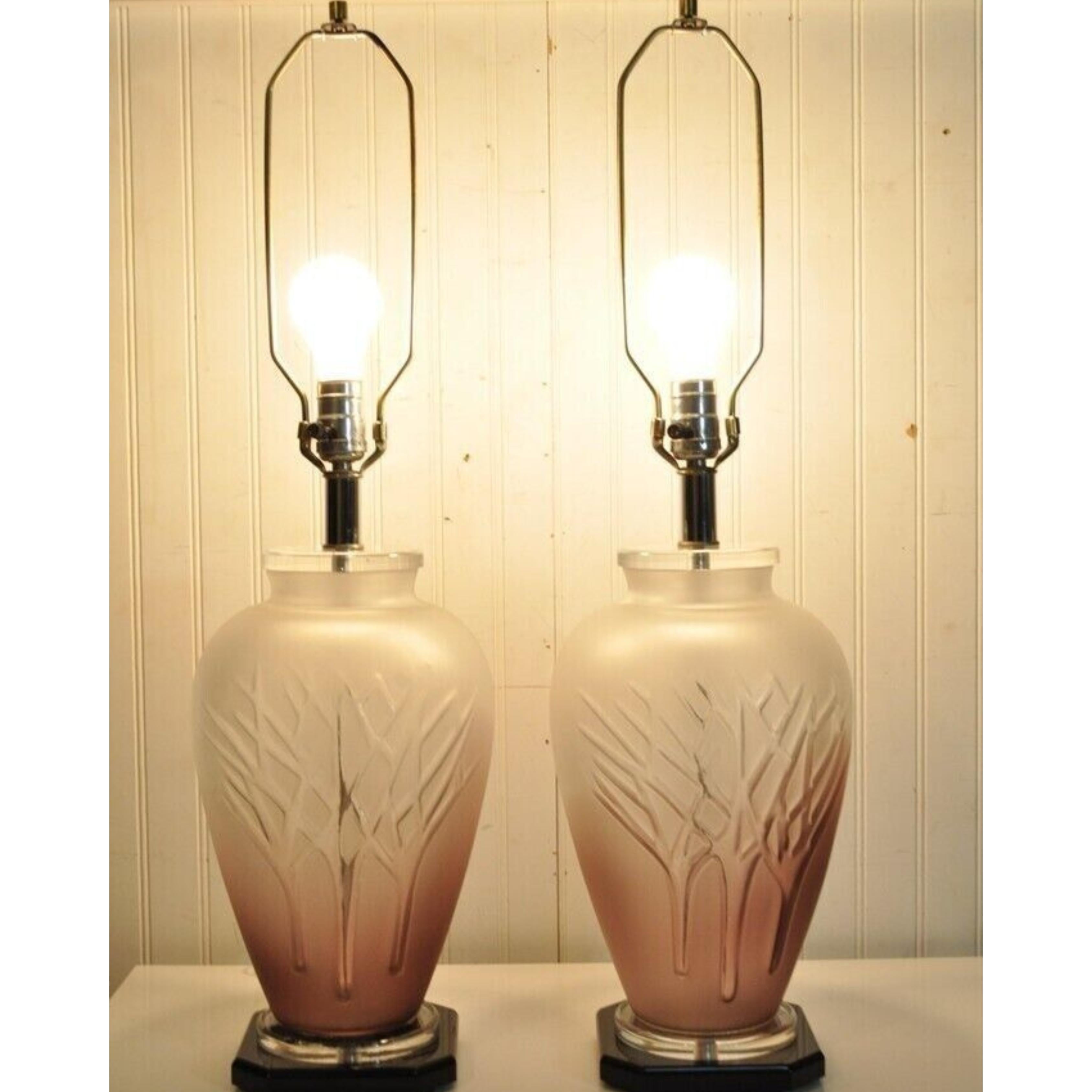 Moderne Vintage-Tischlampen aus mattiertem lila Glas und Lucite aus der Mitte des Jahrhunderts – ein Paar im Zustand „Gut“ im Angebot in Philadelphia, PA