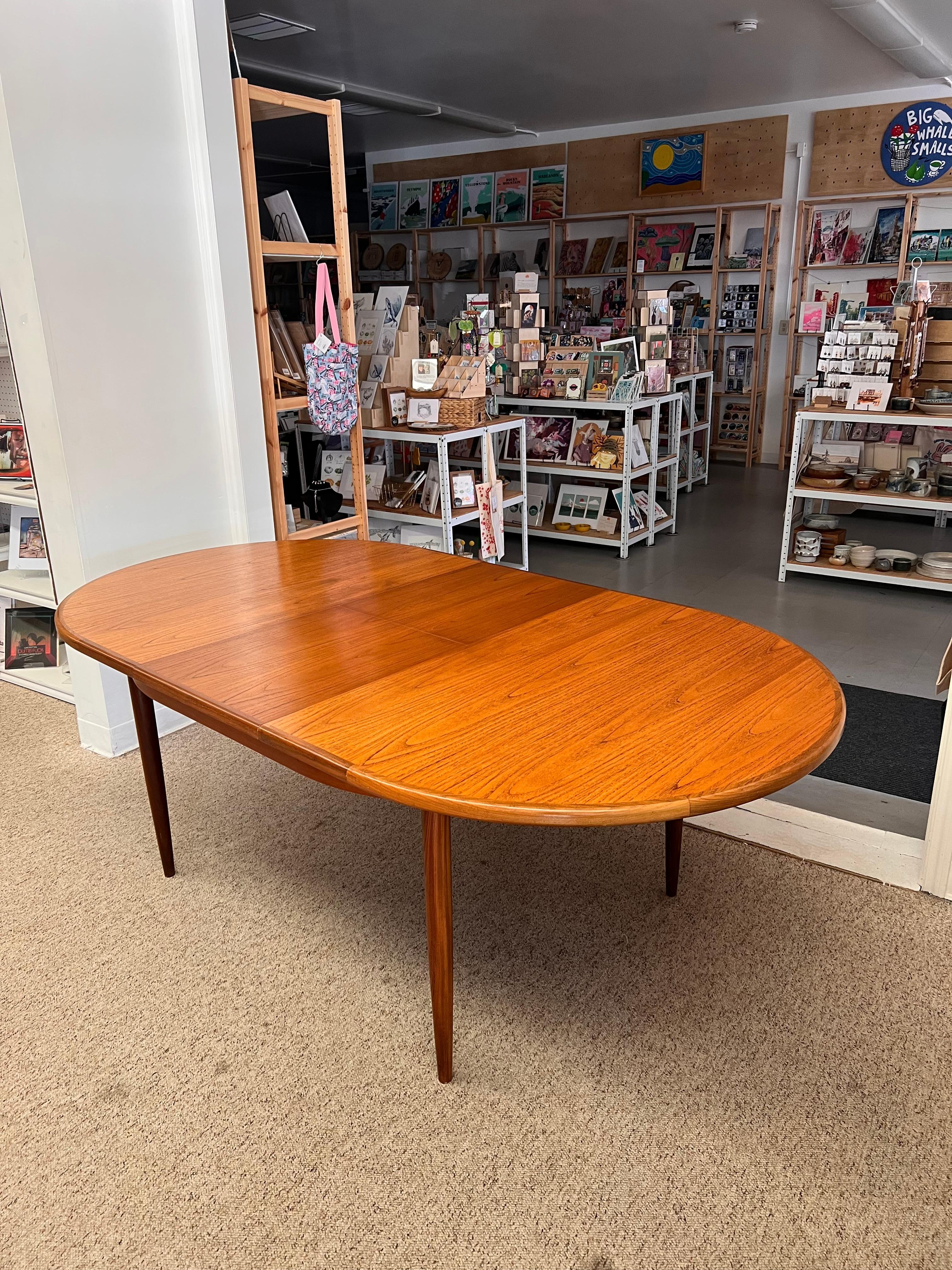 Table de salle à manger vintage, ovale, extensible, style scandinave en teck par G-Plan, circa 60's. Conçue par victor wilkins, cette table de salle à manger fait partie de la série fresco. Il est fabriqué en teck avec une bordure en afromosia, avec
