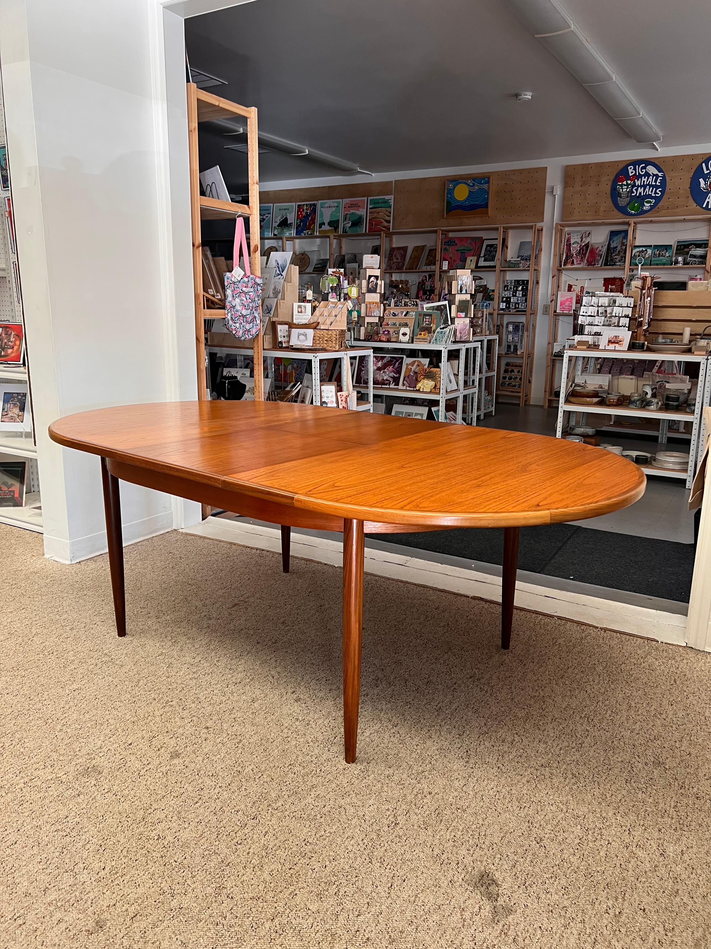 Mid-Century Modern Table de salle à manger ovale à rallonge Vintage Mid Century Modern The Modern. Importation du Royaume-Uni en vente