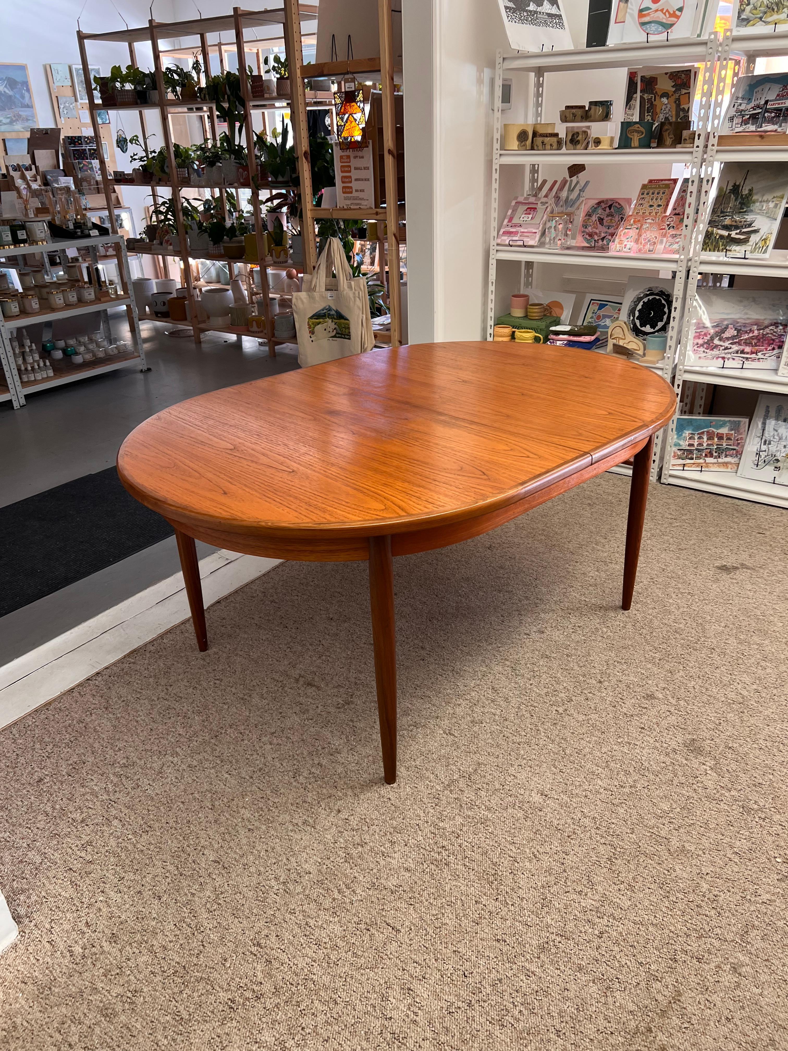 Table de salle à manger ovale à rallonge Vintage Mid Century Modern The Modern. Importation du Royaume-Uni Bon état - En vente à Seattle, WA
