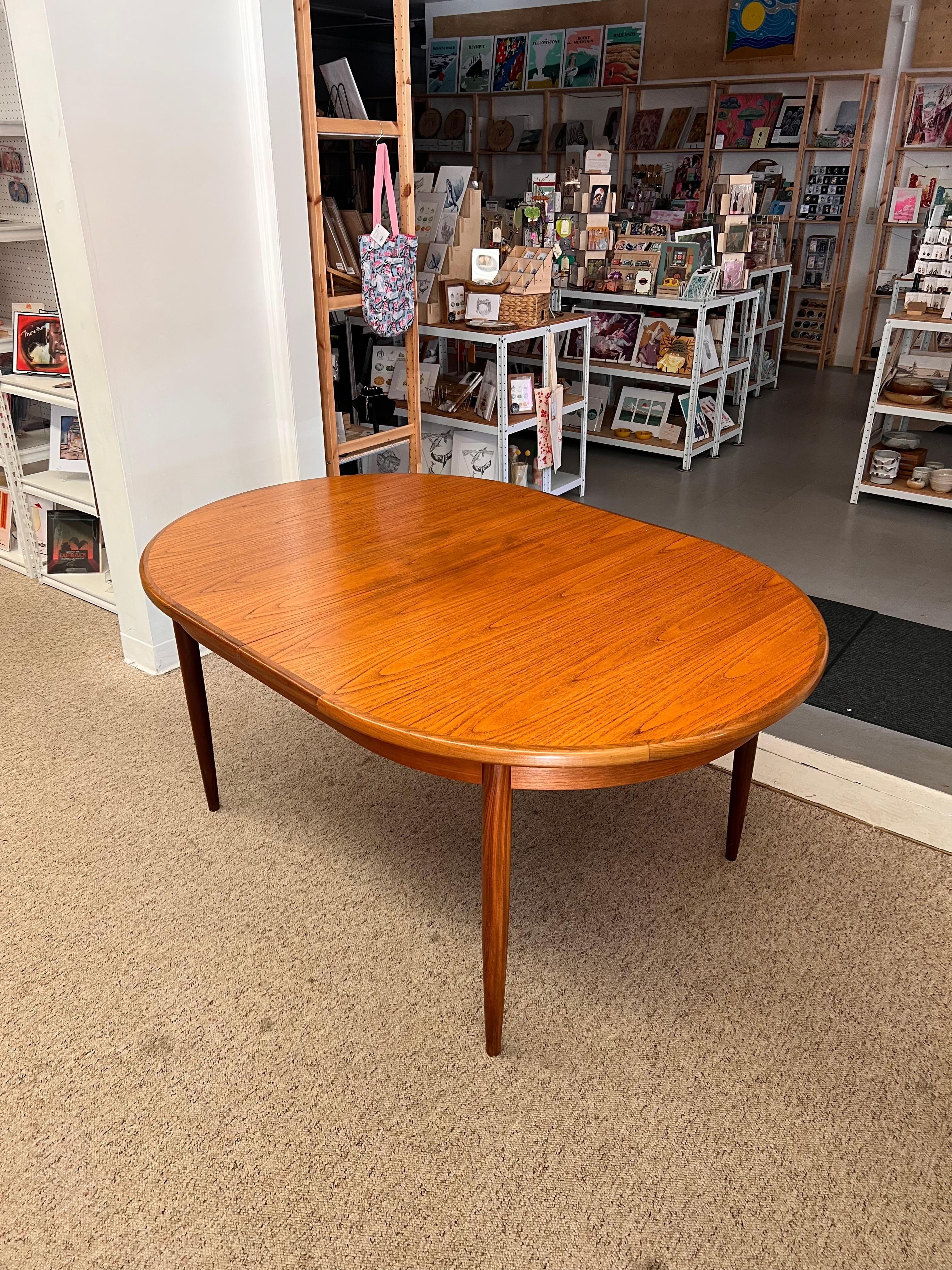 Milieu du XXe siècle Table de salle à manger ovale à rallonge Vintage Mid Century Modern The Modern. Importation du Royaume-Uni en vente