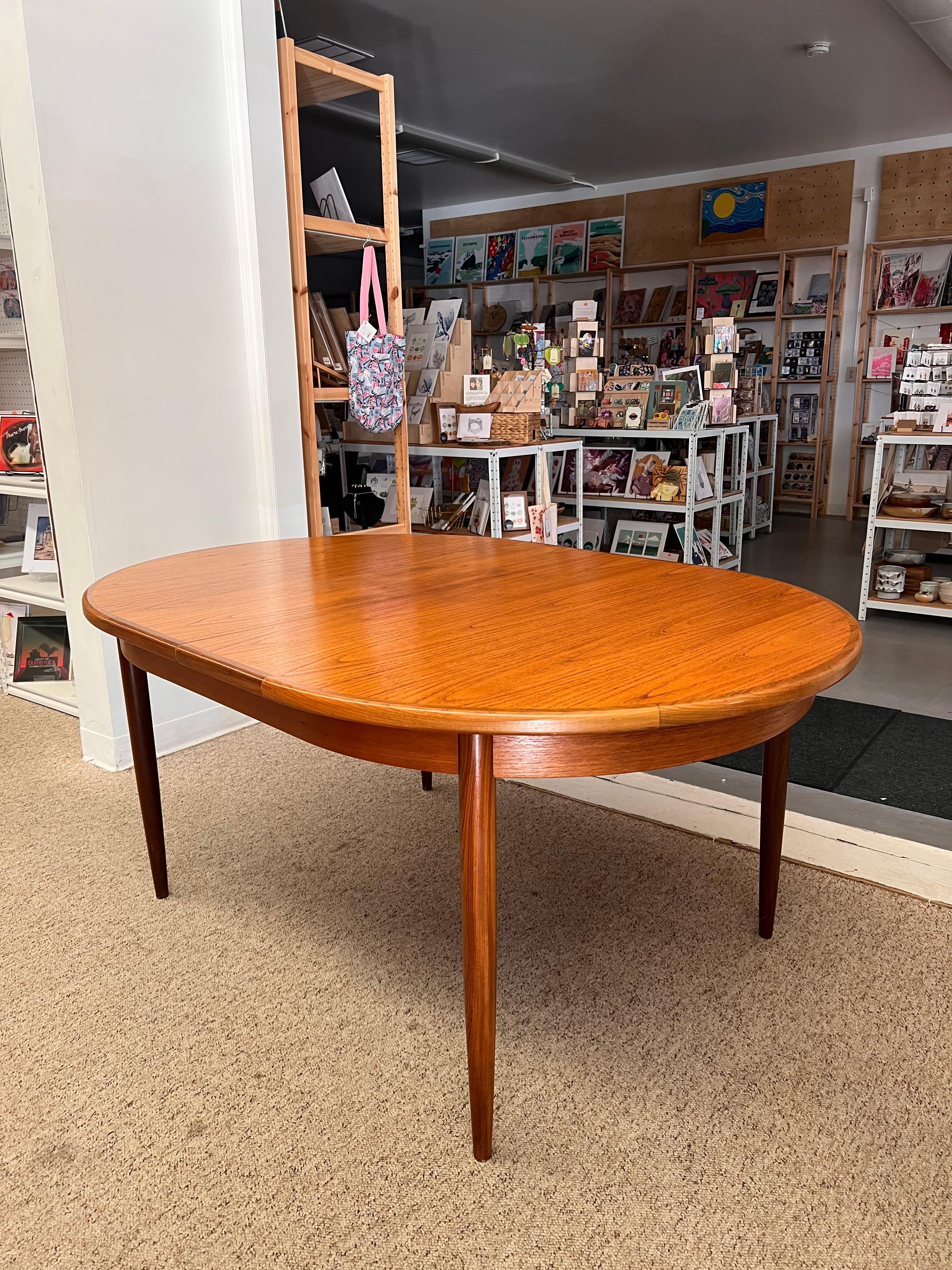 Teck Table de salle à manger ovale à rallonge Vintage Mid Century Modern The Modern. Importation du Royaume-Uni en vente