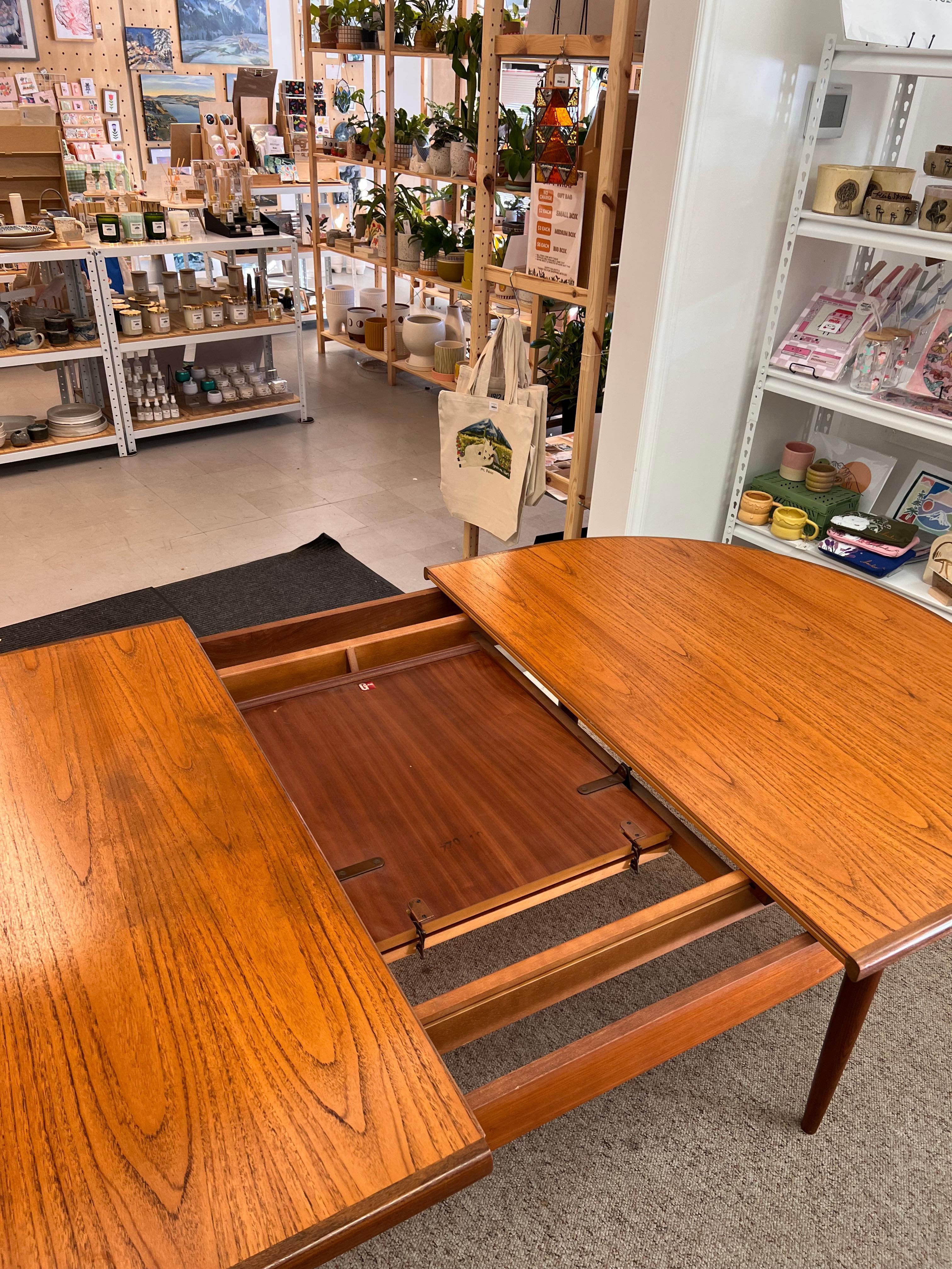 Table de salle à manger ovale à rallonge Vintage Mid Century Modern The Modern. Importation du Royaume-Uni en vente 1
