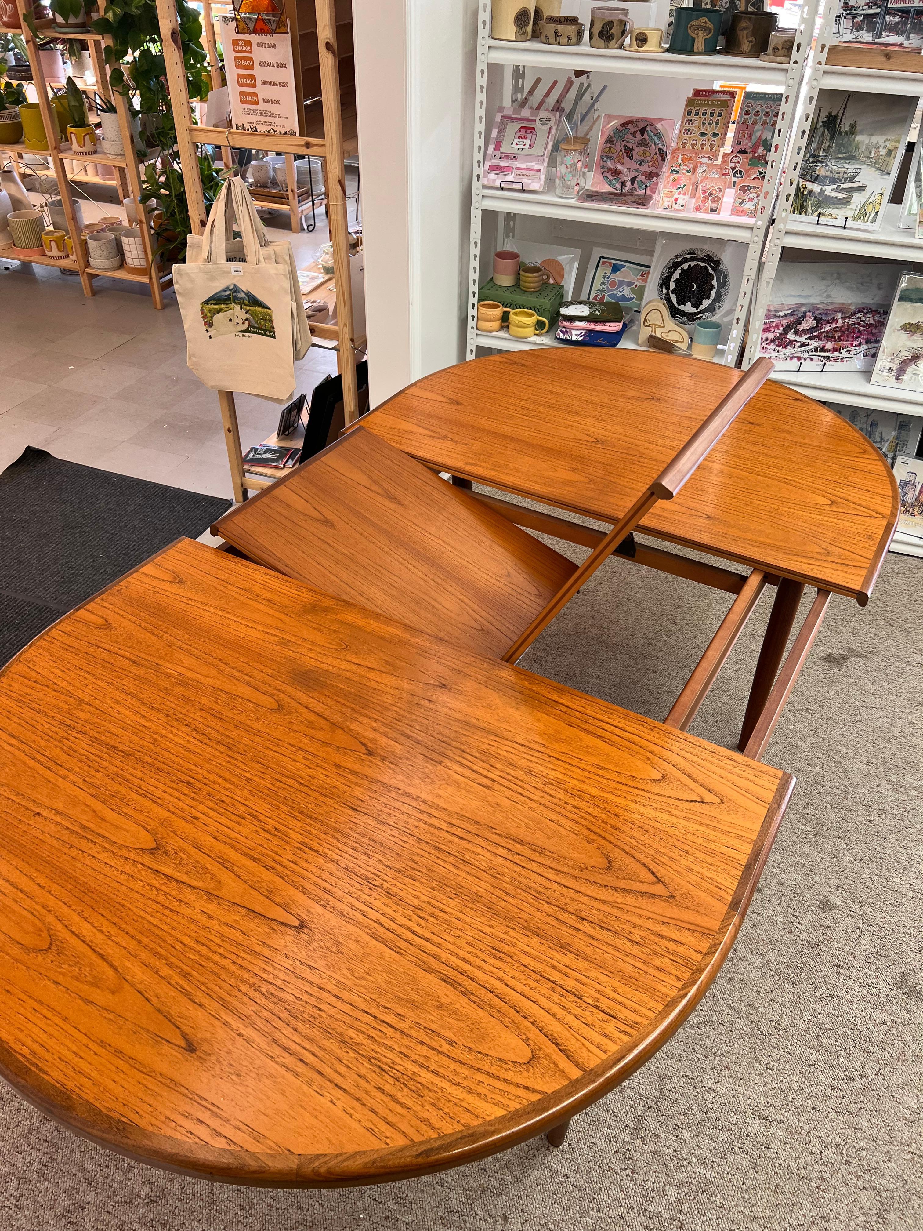Table de salle à manger ovale à rallonge Vintage Mid Century Modern The Modern. Importation du Royaume-Uni en vente 2