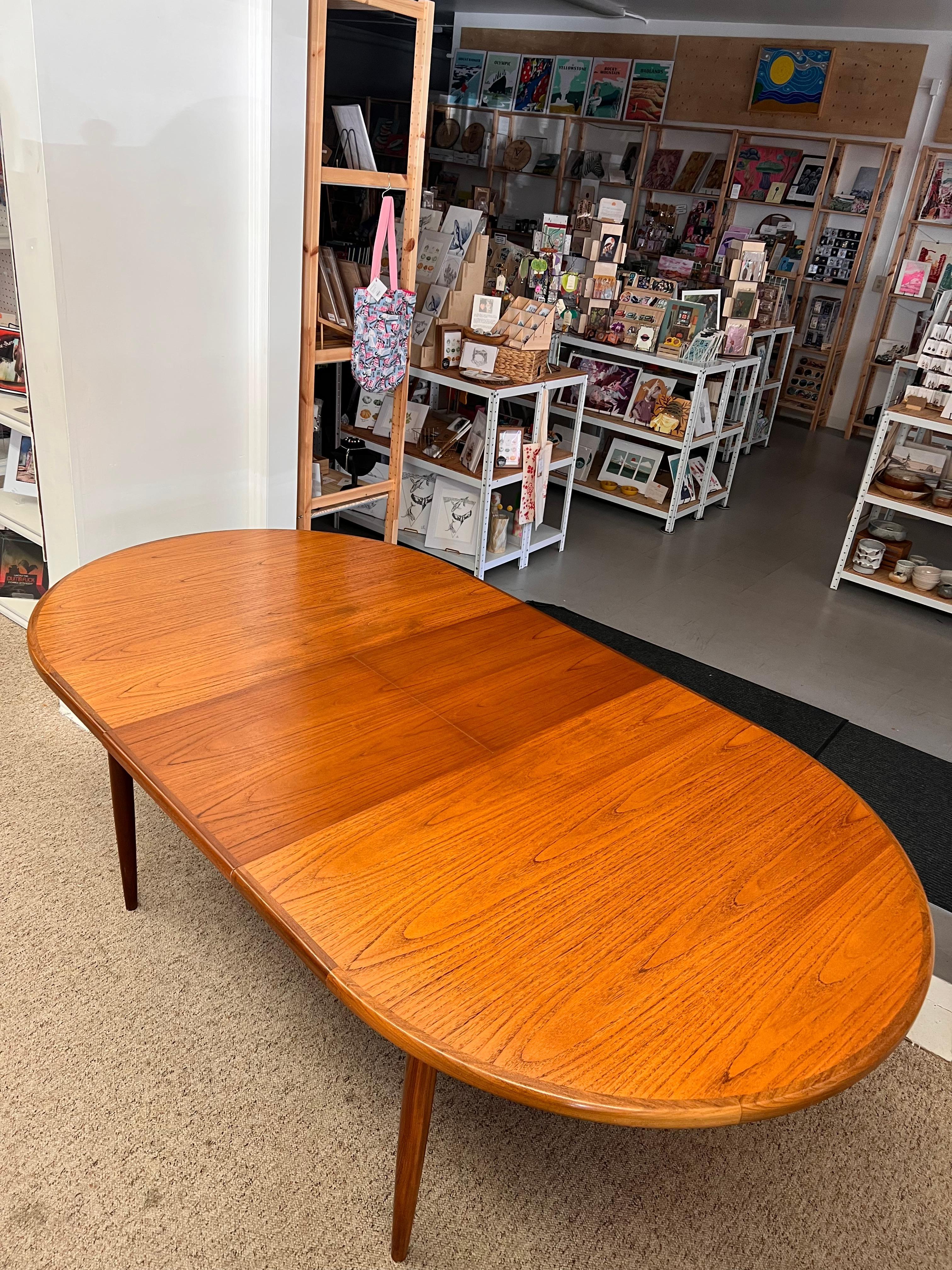 Table de salle à manger ovale à rallonge Vintage Mid Century Modern The Modern. Importation du Royaume-Uni en vente 3