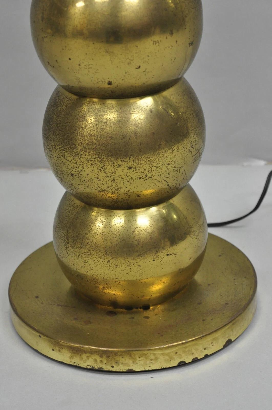 Vintage Mid Century Modern George Kovacs Lámpara de pie de mesa lateral con bola de latón apilada Latón en venta